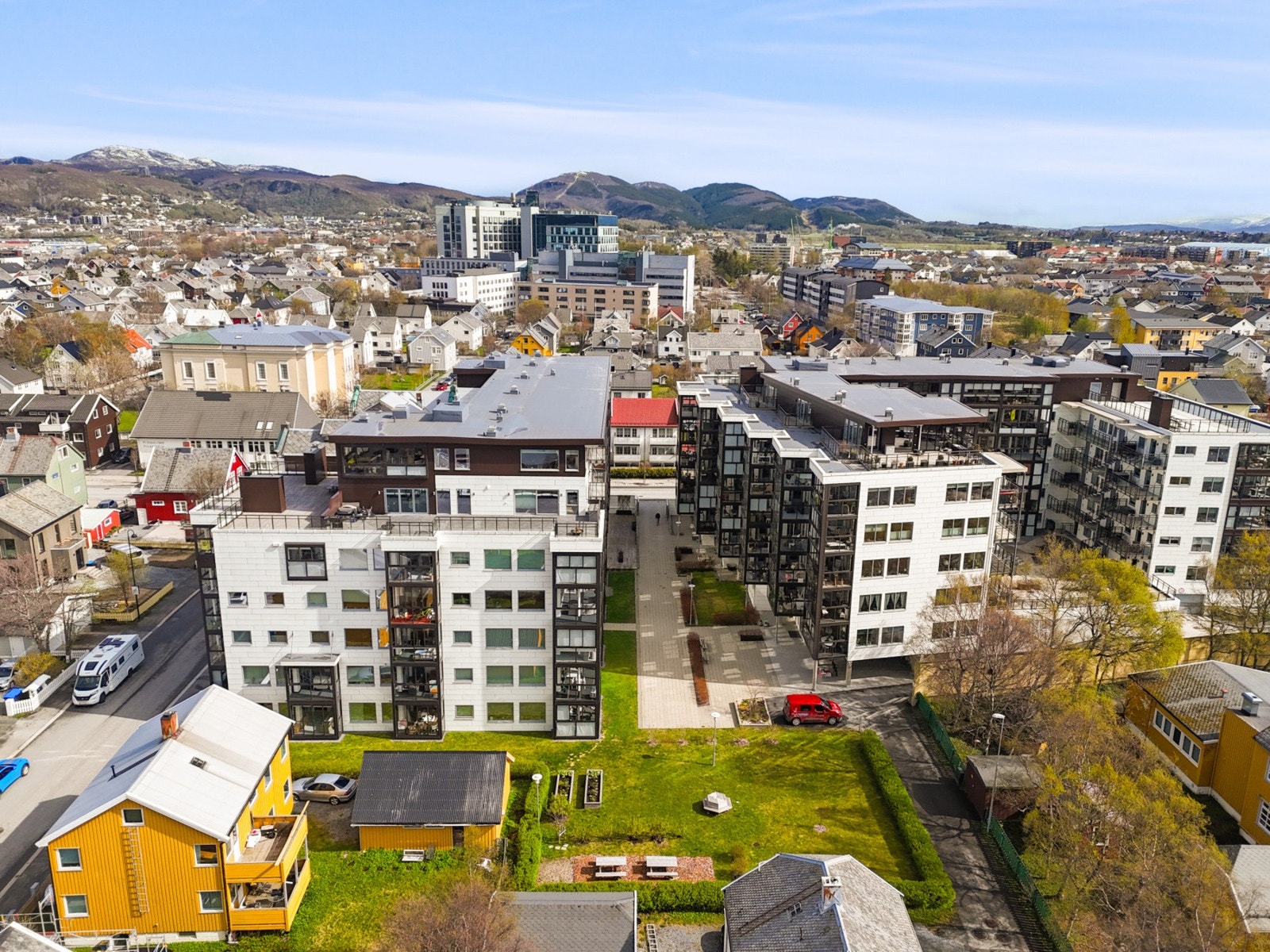 Attraktive Bryggerihagen- bygget ligger sentralt til, men samtidig tilbaketrukket fra den travelste bykjerna - Sykehuset like ved Galleribilde