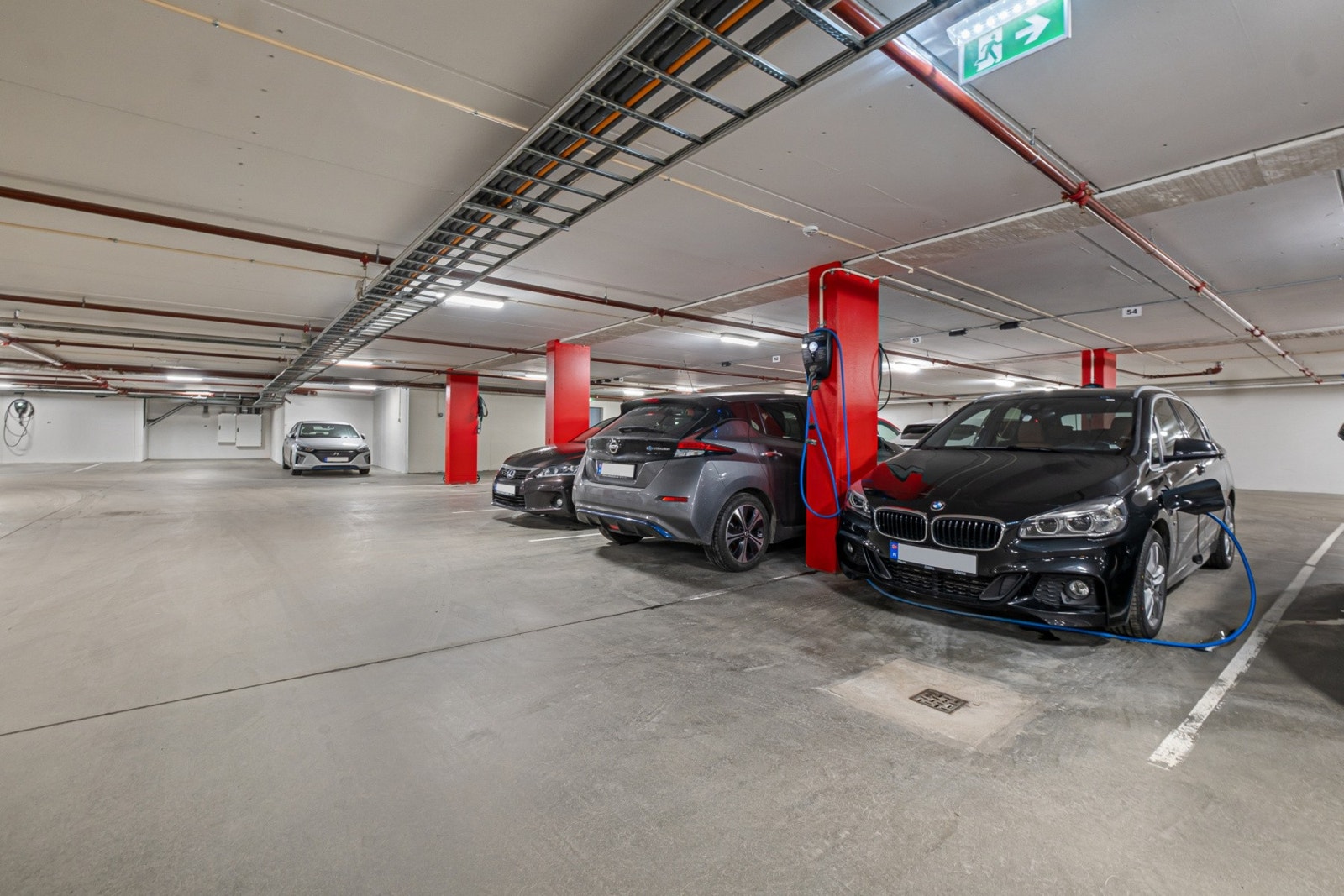 Leiligheten disponerer egen oppmerket garasjeplass med el-lader montert. Galleribilde