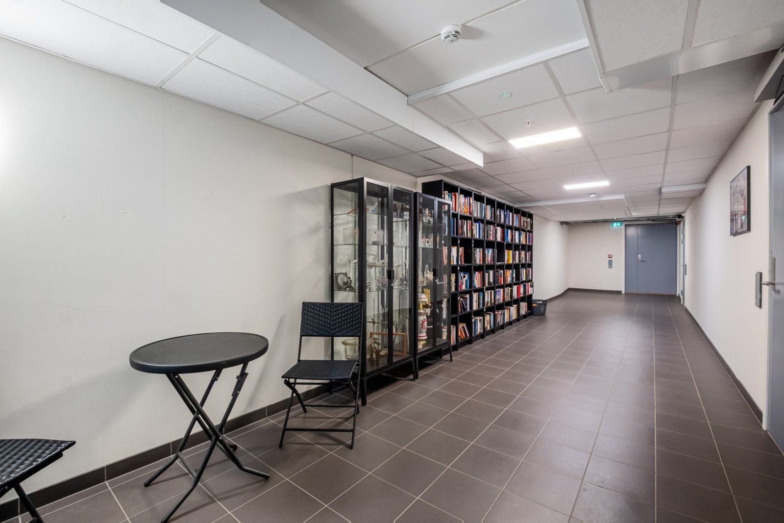 Hyggelige fellesarealer med blant annet et lite bibliotek for beboerne. Galleribilde