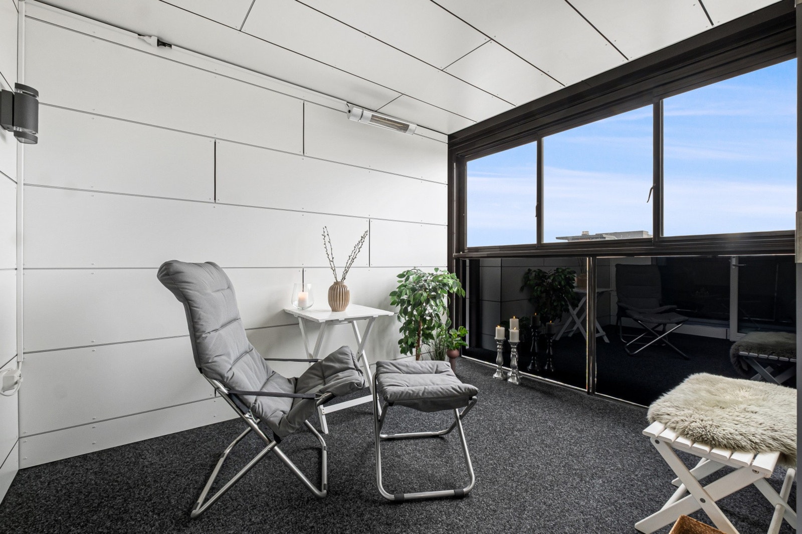Balkongen er innglasset og fungerer som en naturlig forlengelse av stuen. Varmelampe gjør det mulig å nyte balkongen også utenom sommersesongen. Galleribilde