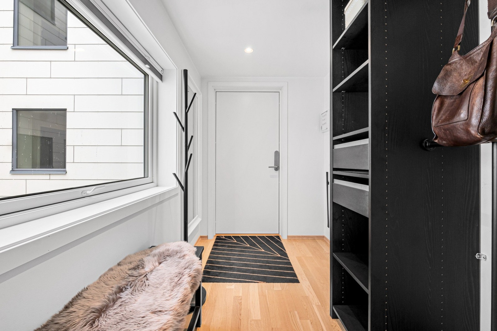 Entré - Velkommen inn til gang med god plass til oppbevaring av yttertøy og sko. Galleribilde
