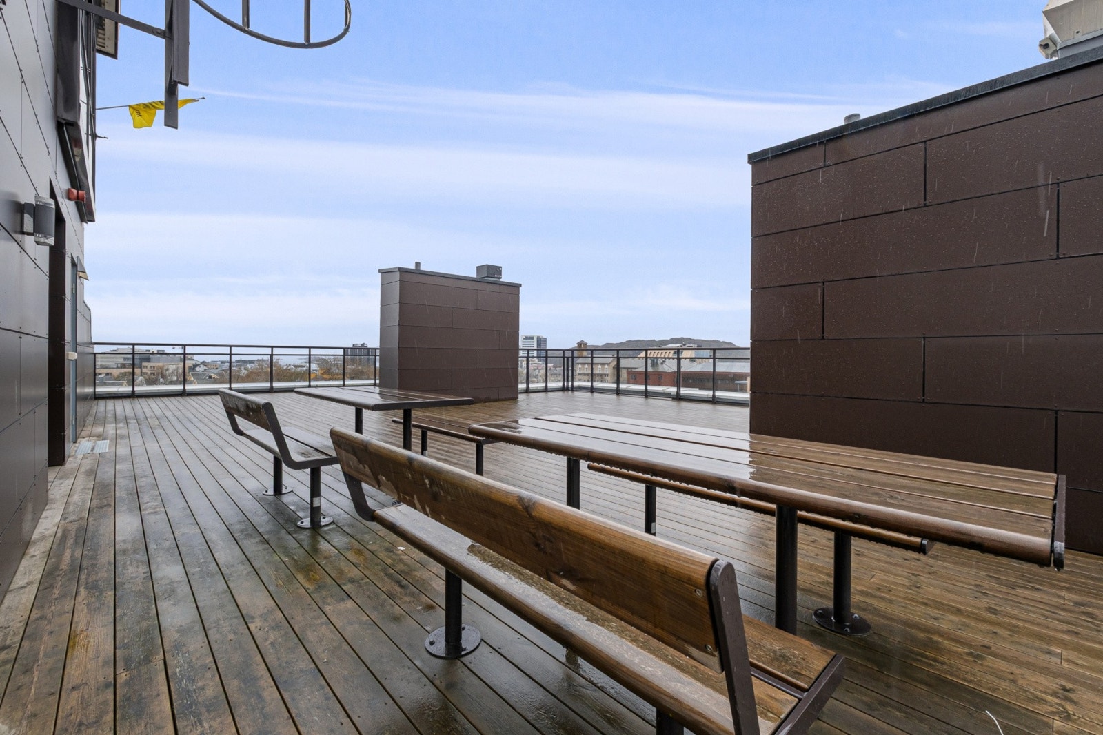 På taket finnes en stor, felles takterrasse med flere sittegrupper, og panoramautsikt over Bodø by. Galleribilde
