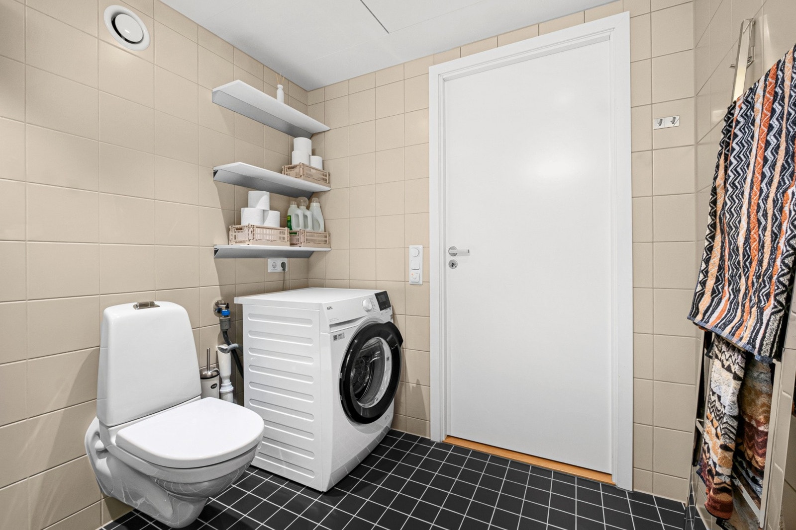 Badet er praktisk innredet med god plass til både vaskemaskin og oppbevaring. Galleribilde