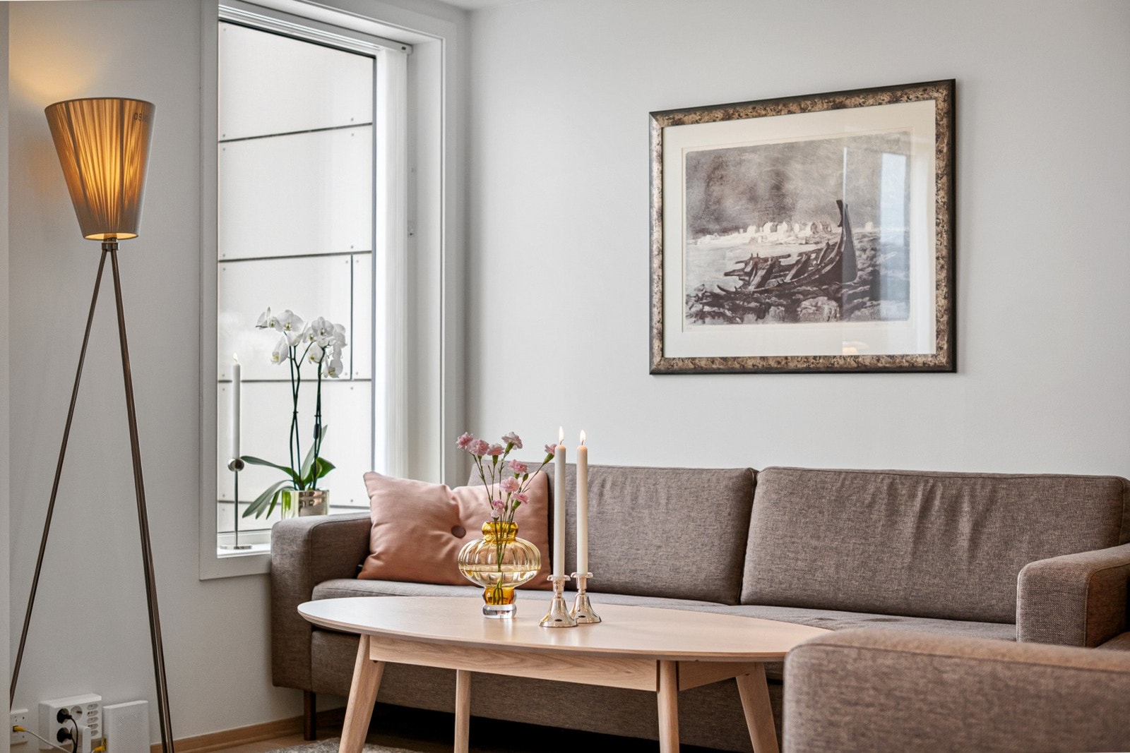 Store vindusflater slipper inn rikelig med dagslys. Galleribilde