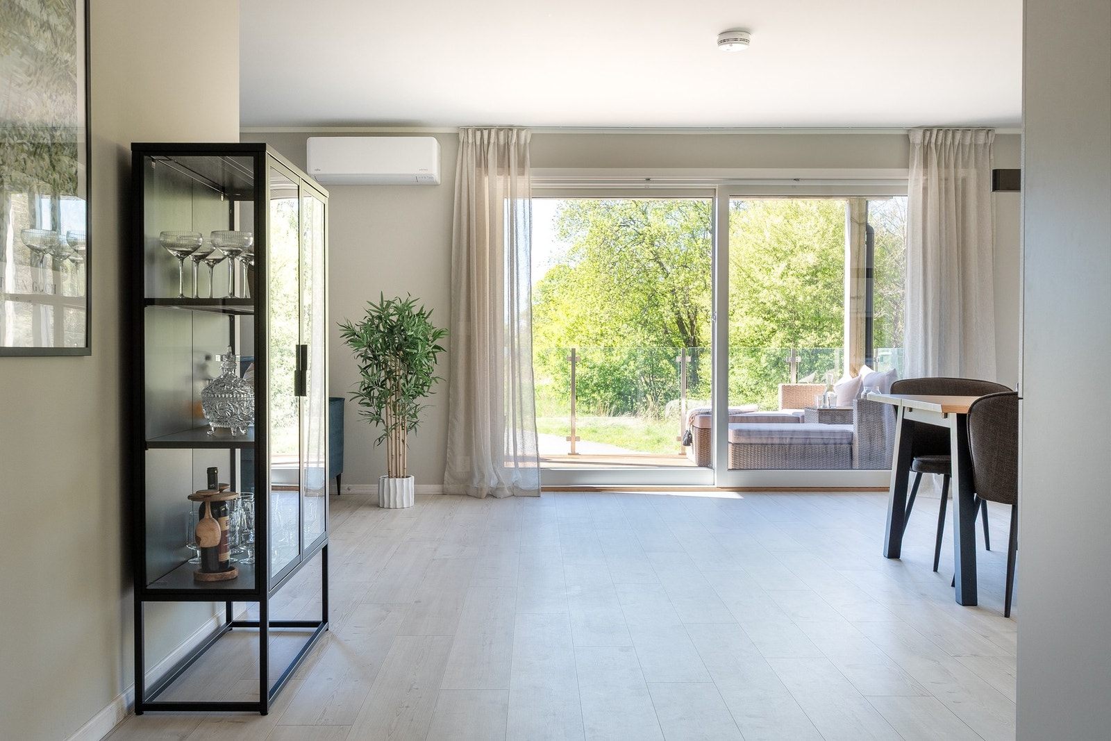 Leiligheten har en sydvendt uteplass. God plass til grill og utemøbler Galleribilde
