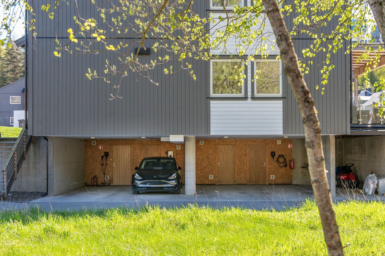 Carport med elbillader og ekstra bod i bakkant Galleribilde