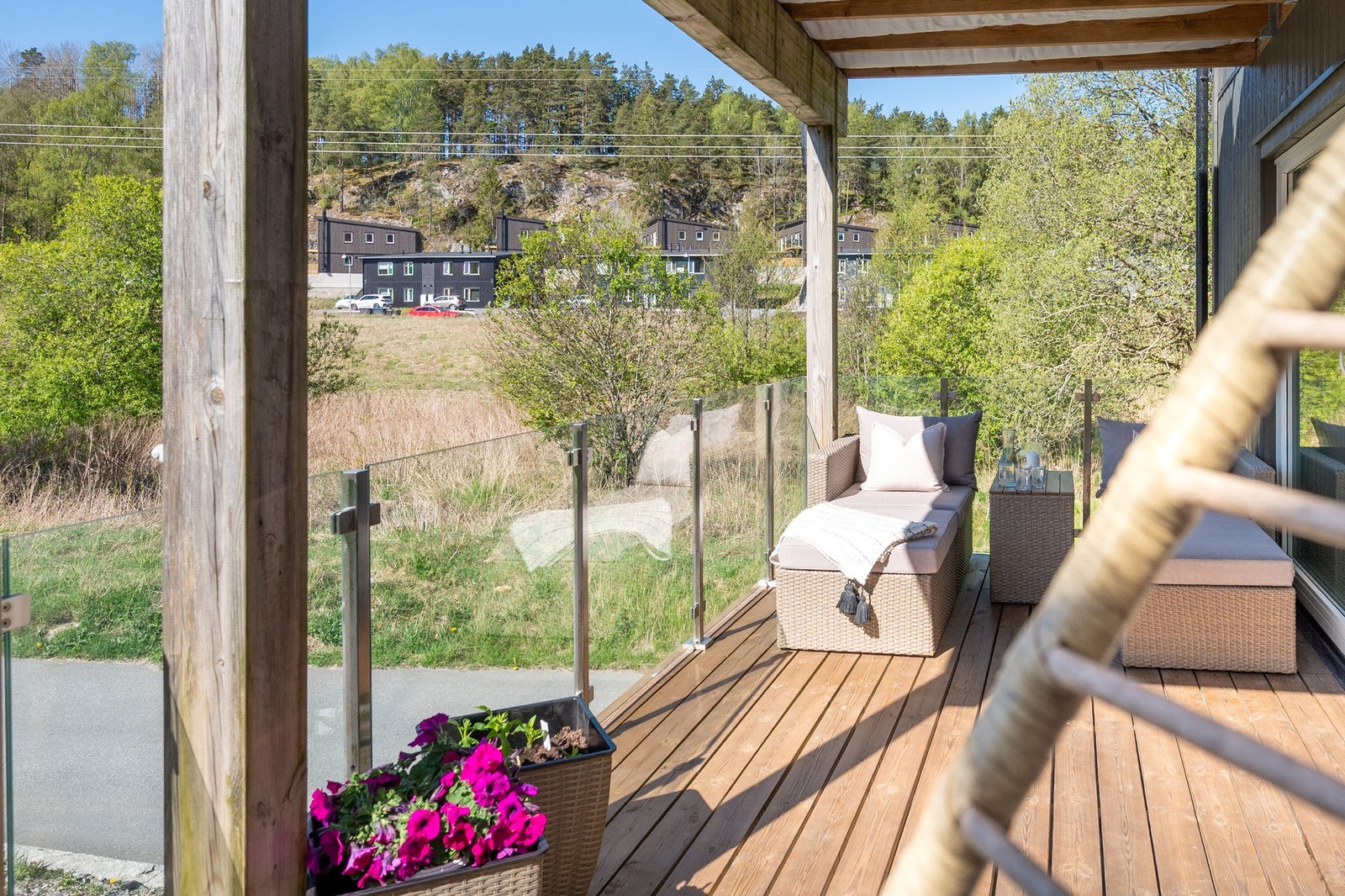Her kan du spise middag når været tillater det og nyte de solrike dagene Galleribilde