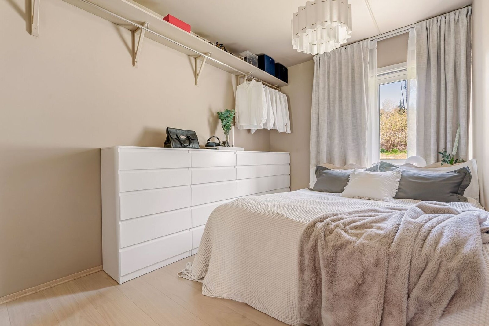 Lunt og innbydende soverom med gode møbleringsmuligheter. Galleribilde