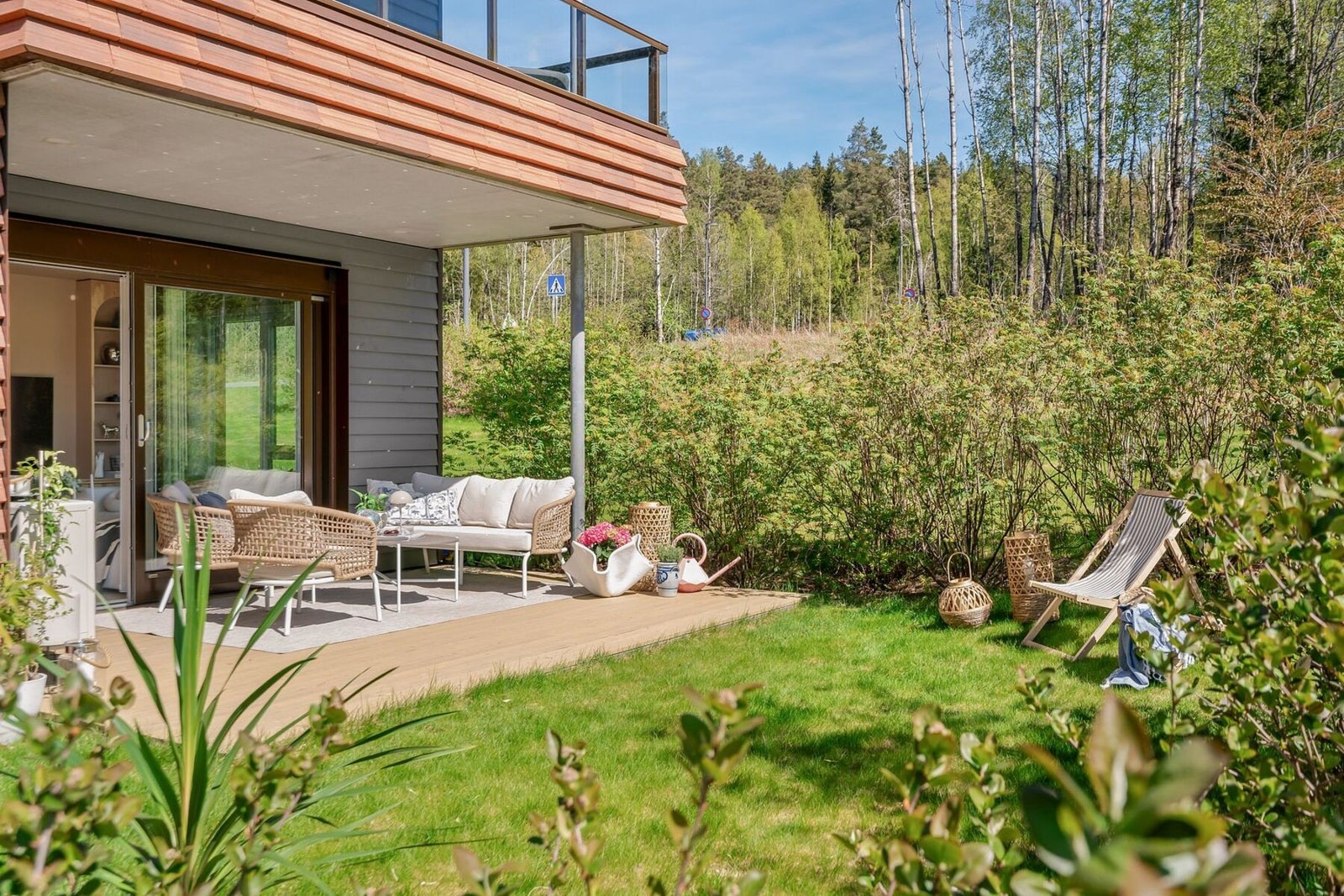 Frodig uteområde innrammet med hekk. Her man en nydelig uteplass i sommerhalvåret. Galleribilde