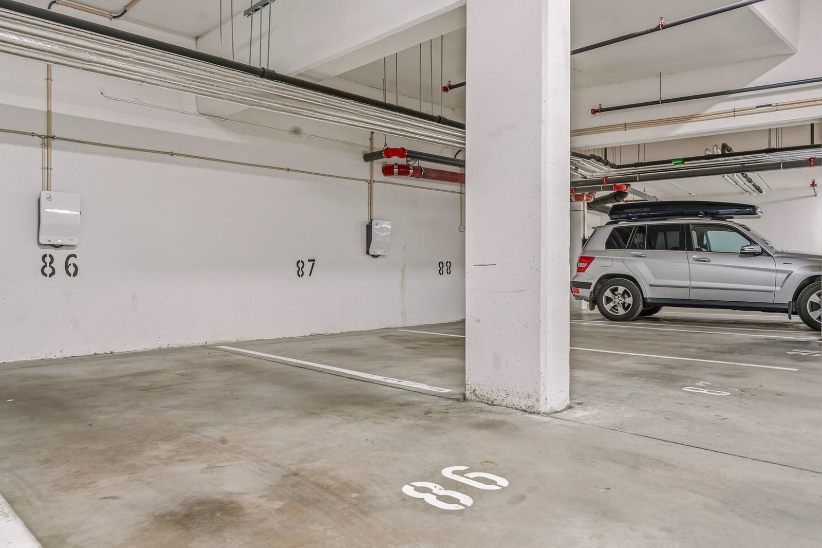 Plass nr. 86 i felles, oppvarmet og avlåst garasjeanlegg medfølger. Her er det montert ladeboks for el-bil. Adkomst til garasjeanlegget med heis. Galleribilde
