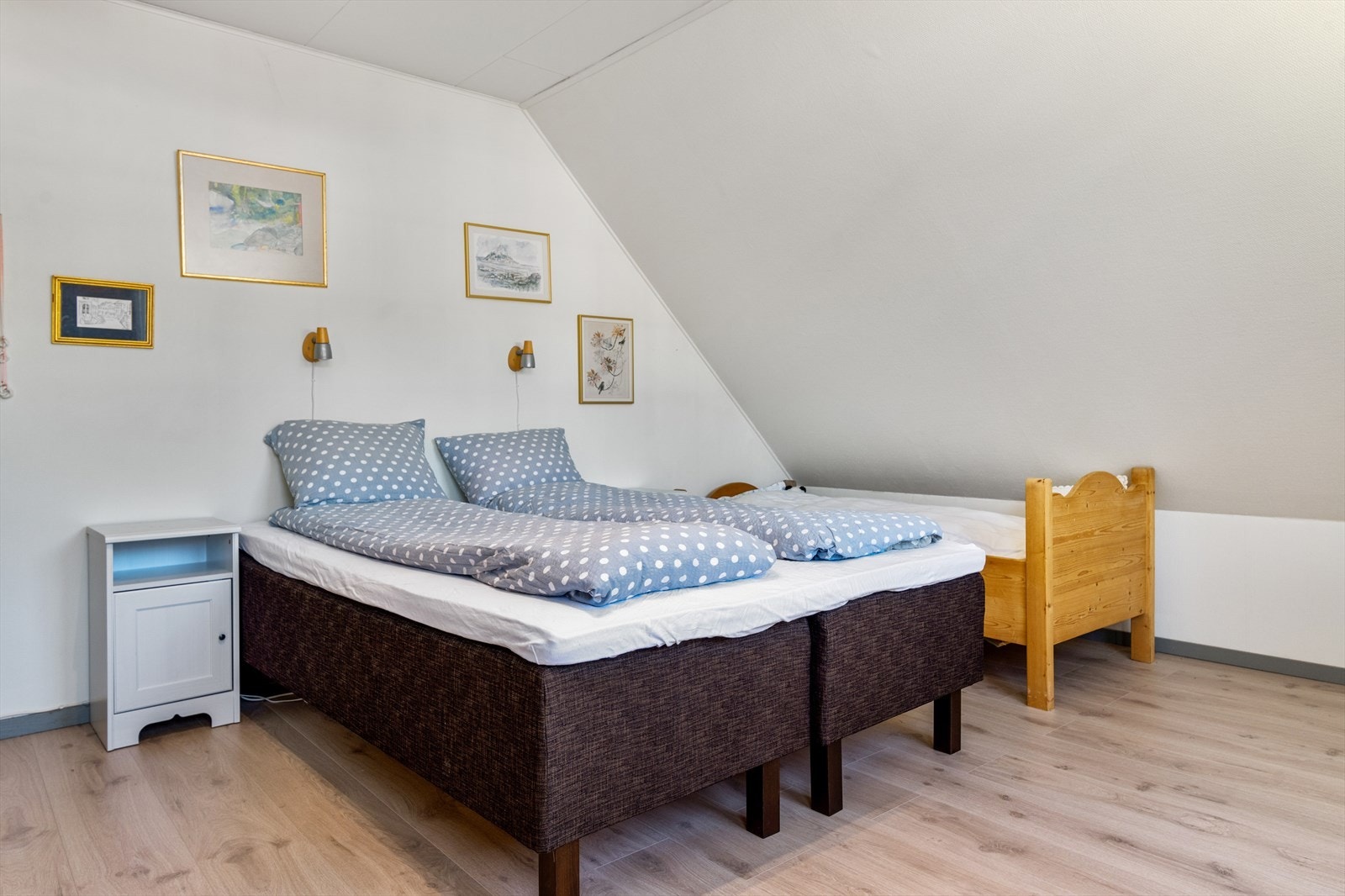 Lyst og romslig soverom med plass til flere senger. Galleribilde