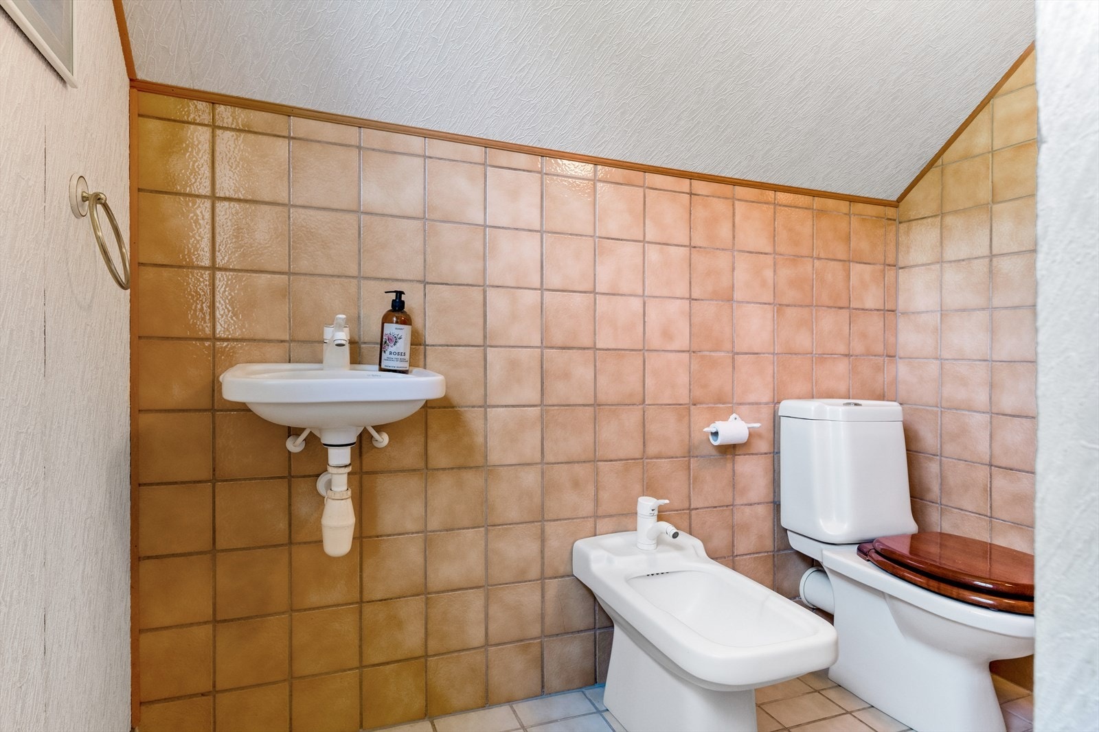 Toalett og bidet i tilknytning til hovedbadet i loftsetasjen. Galleribilde
