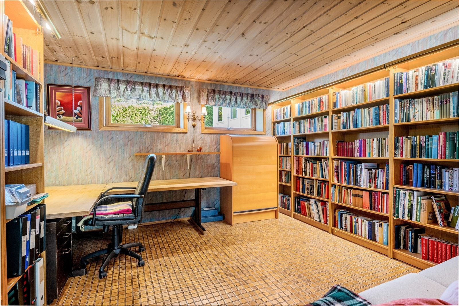 Eget rom innredet som bibliotek og kontor, perfekt for hjemmekontor eller en rolig lesekrok. Galleribilde