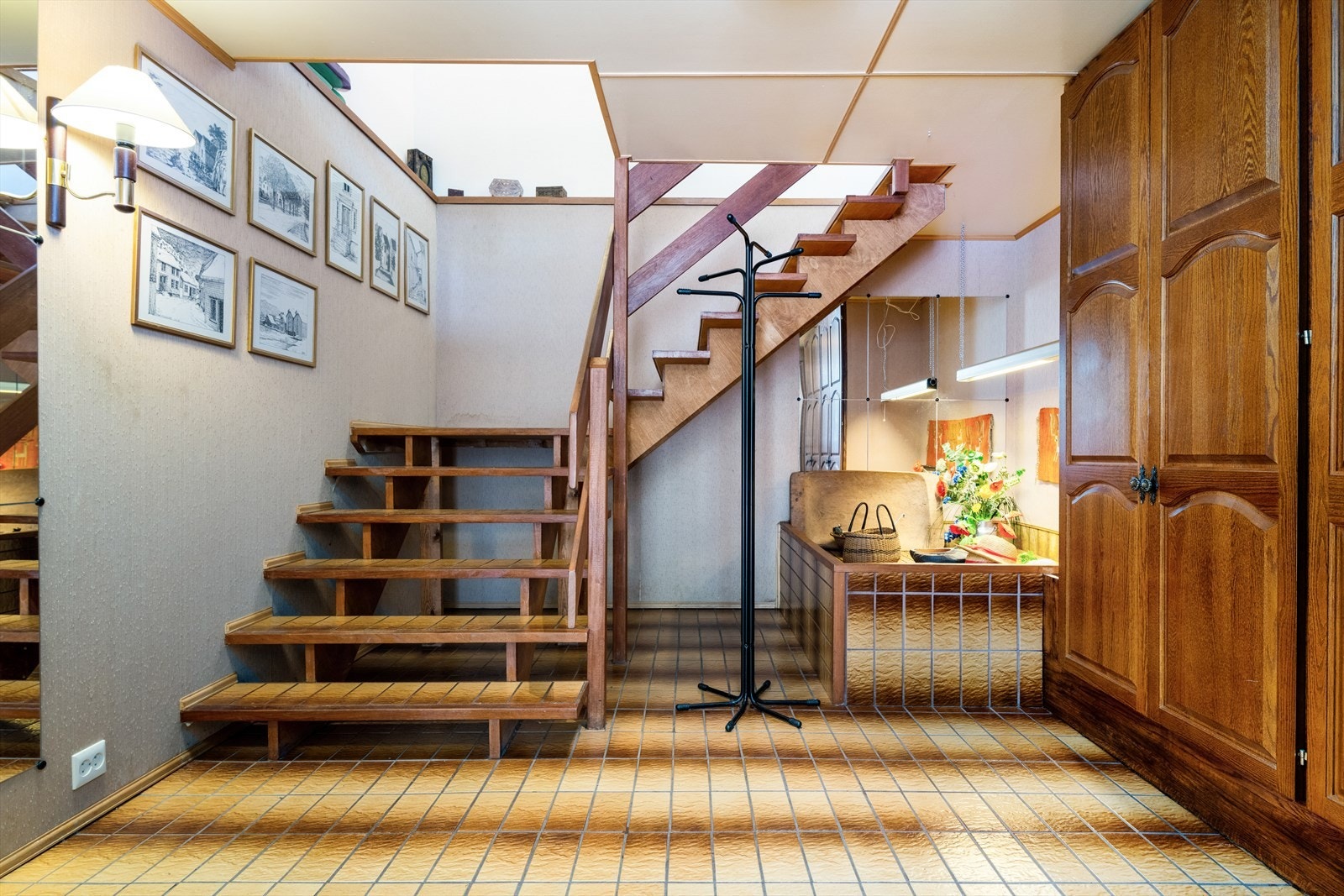 Fra entreen fører trappen deg opp til boligens hovedetasje. Galleribilde