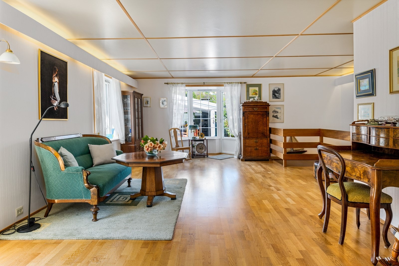Stuen har en åpen og luftig følelse. Galleribilde