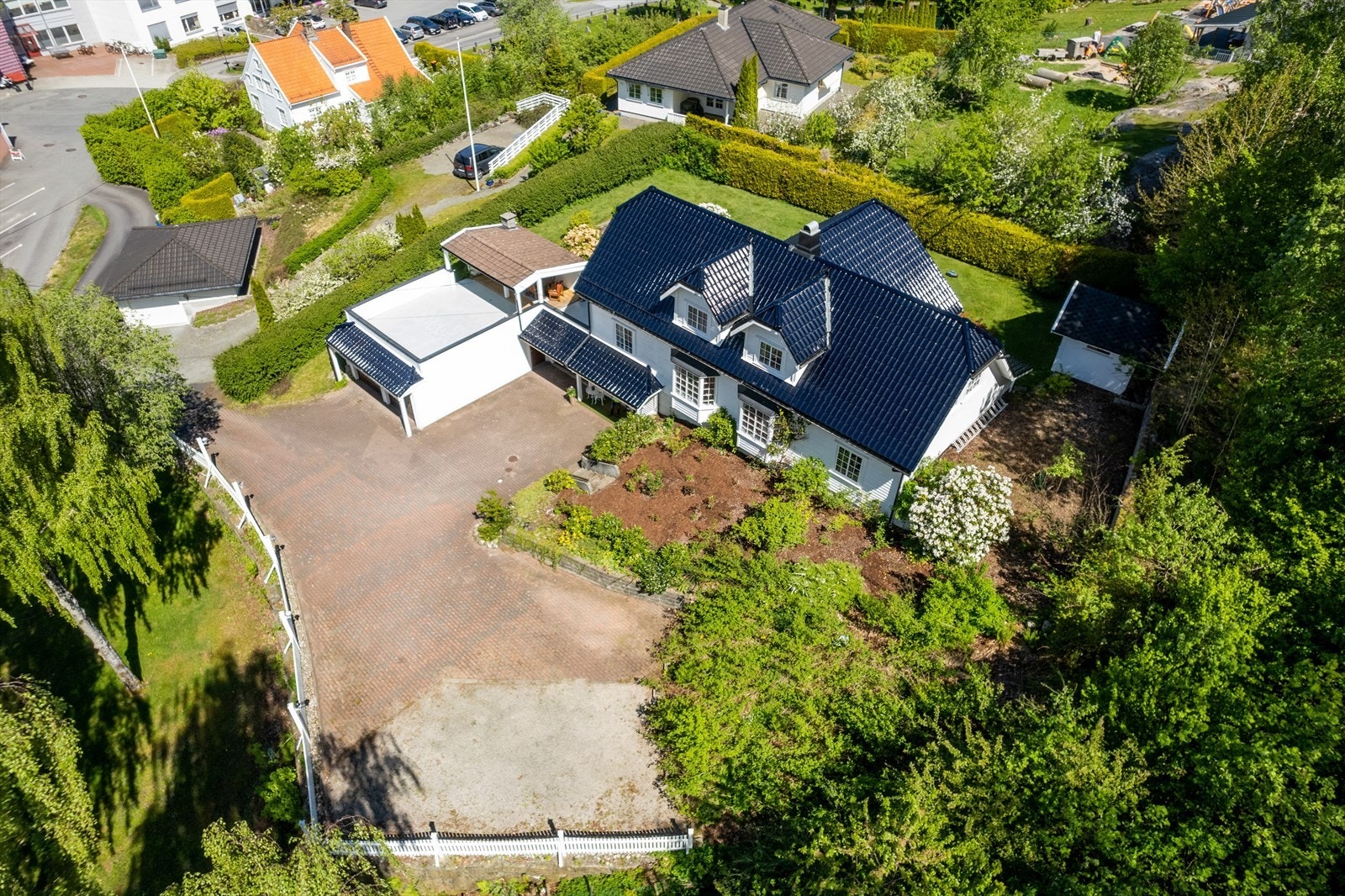 Oversikt over den store, private tomten og den romslige gårdsplassen. Galleribilde
