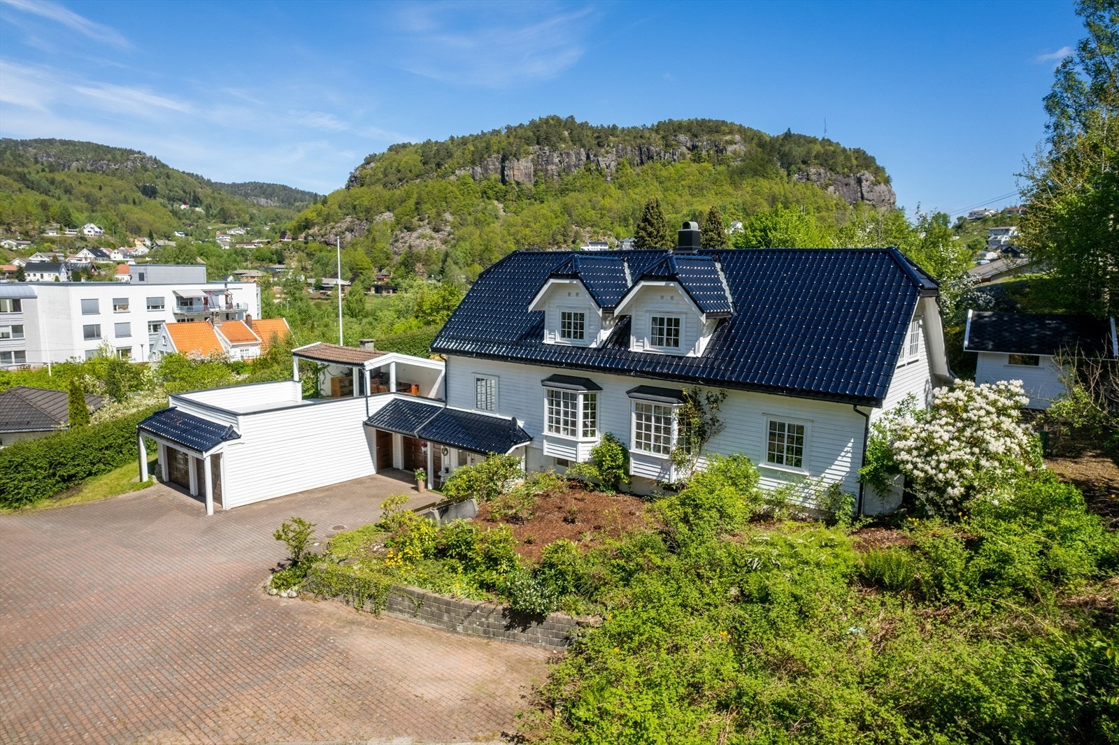 Boligen er omgitt av grønn og frodig natur, med fine turområder i nærheten. Galleribilde