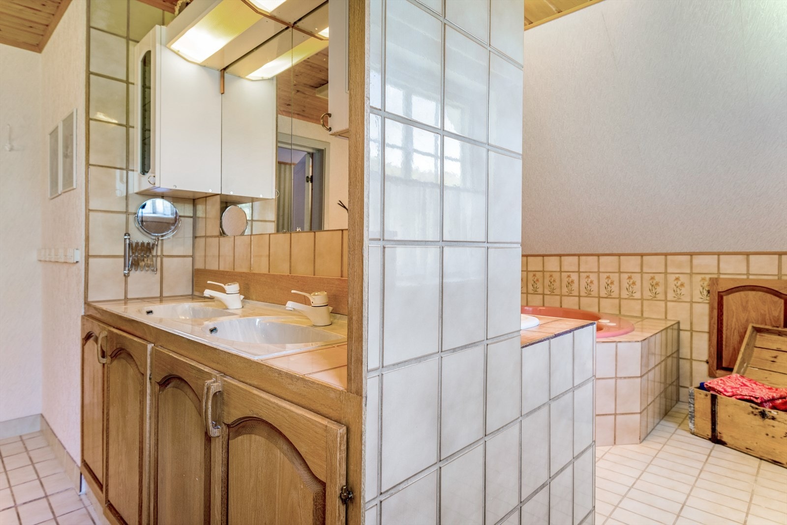 Badet har doble servanter i en praktisk baderomsinnredning med god oppbevaringsplass. Galleribilde