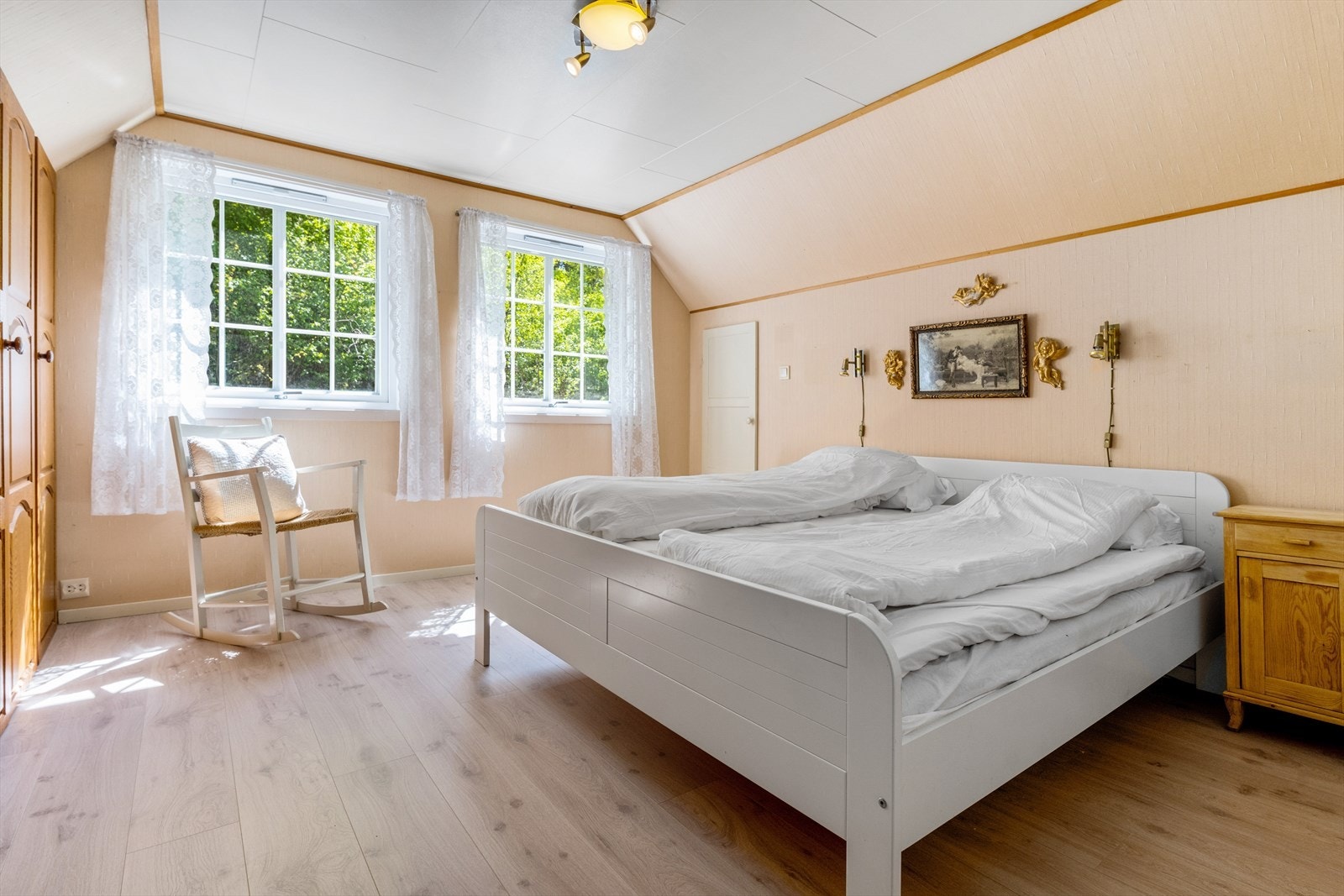 Hovedsoverommet er romslig med plass til dobbeltseng og garderobeløsninger. Galleribilde