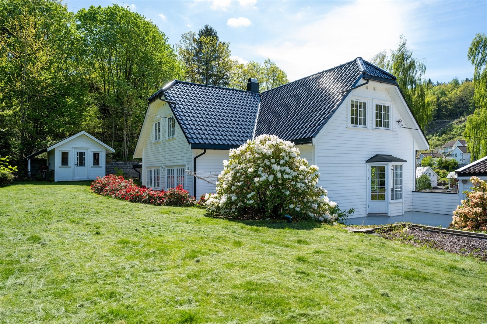 Stor gressplen med god plass for lek og utendørsaktiviteter. Galleribilde