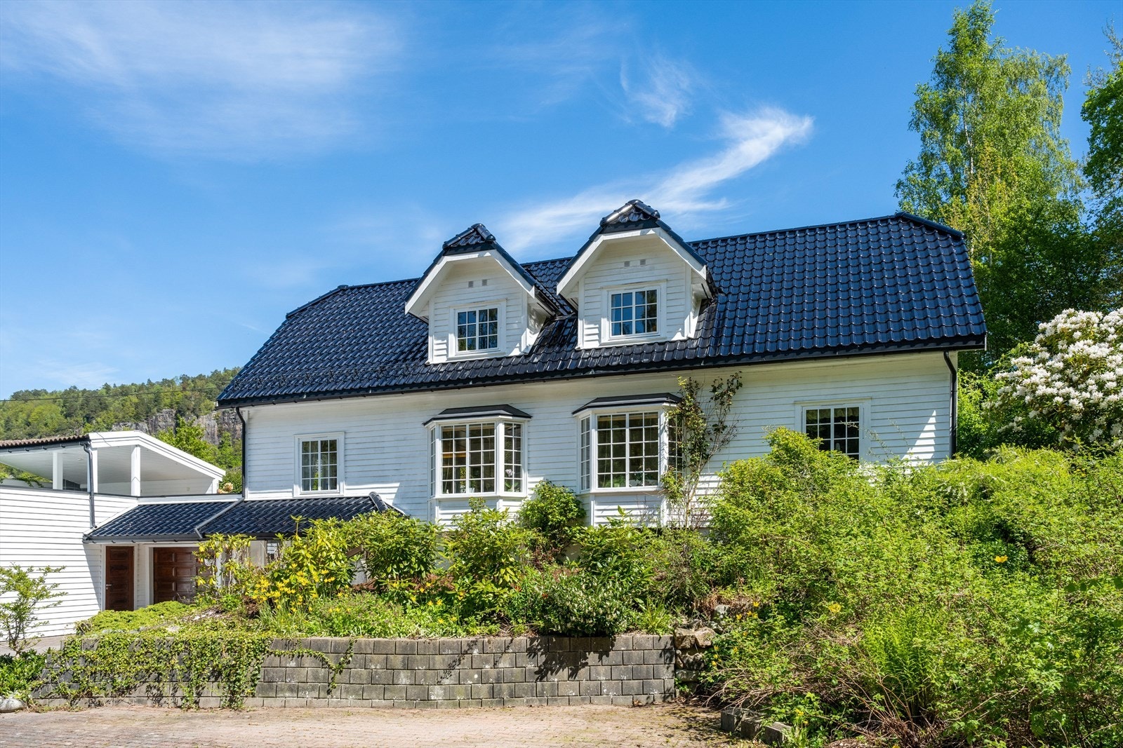 Enebolig med klassisk arkitektur og en frodig, veletablert hage. Galleribilde