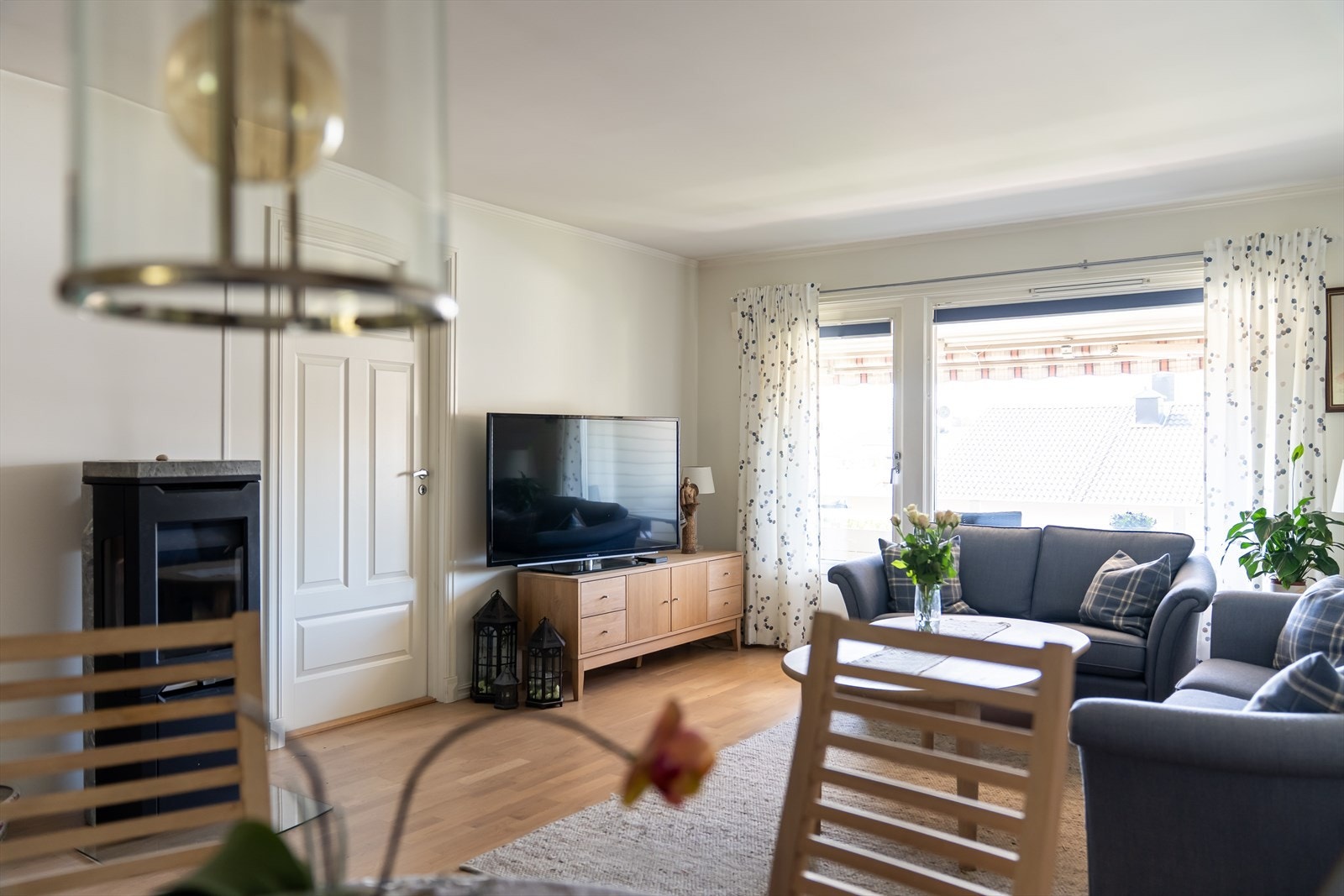 Gjennomgående 3-stavs parkett i stue og soverom gir et helhetlig inntrykk. Galleribilde