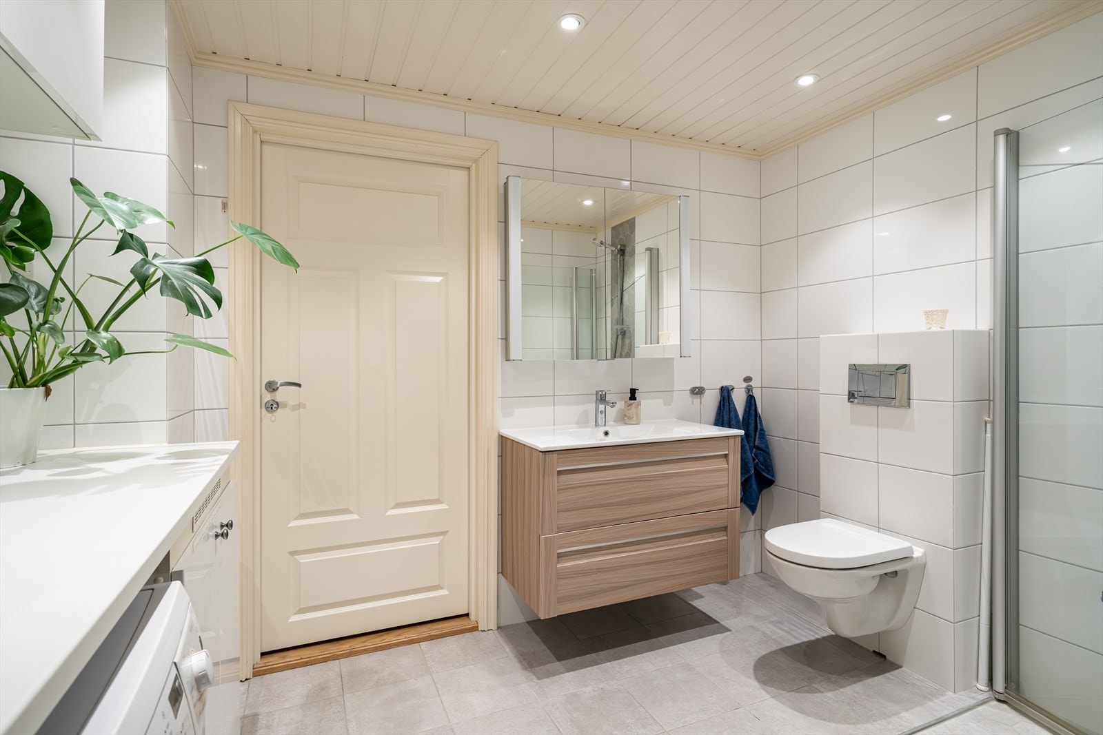 Badet har elektriske varmekabler i gulvet og downlights i det senkede taket. Galleribilde