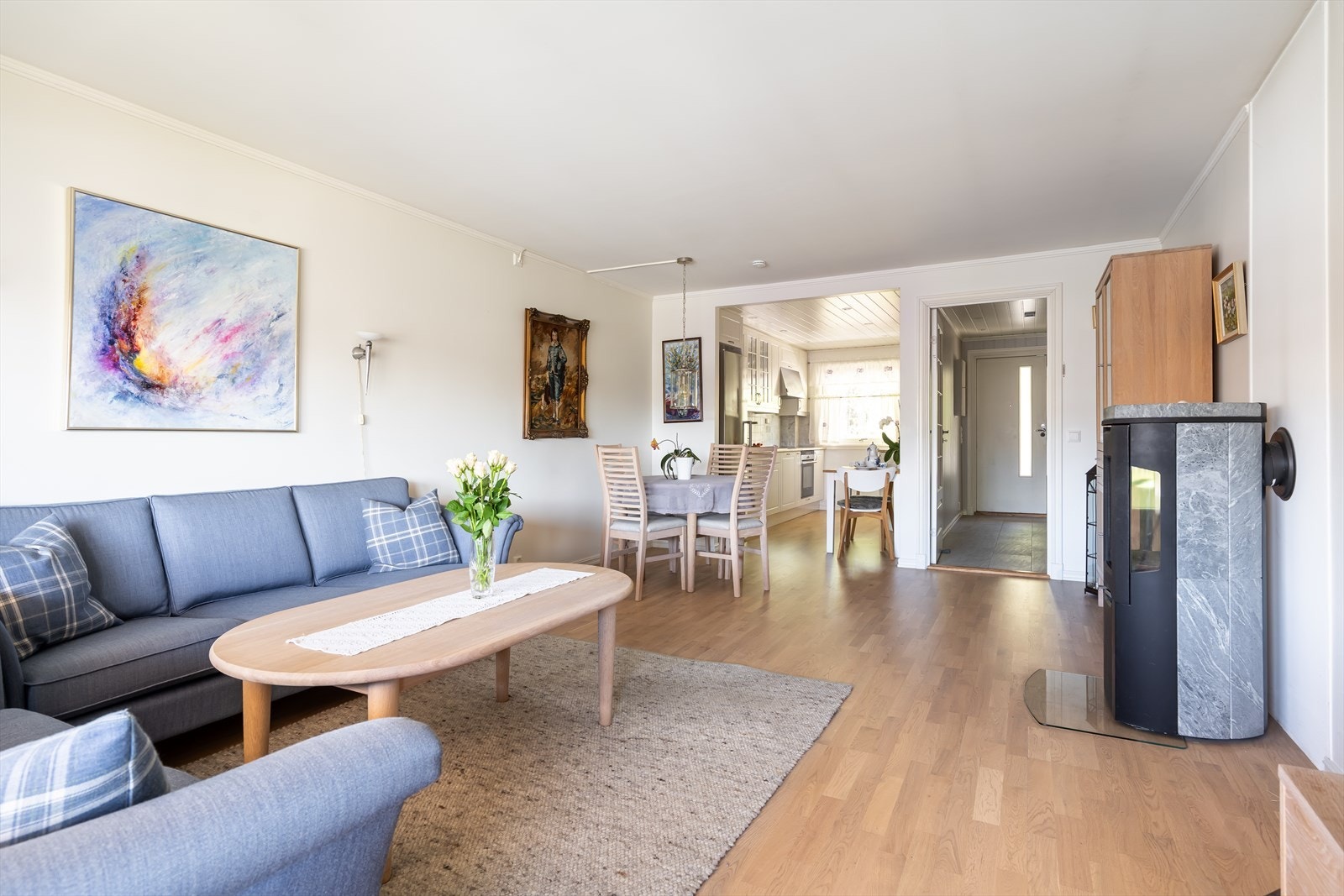 Stuen har en åpen og sosial planløsning med god plass til både sofagruppe og spisebord. Galleribilde