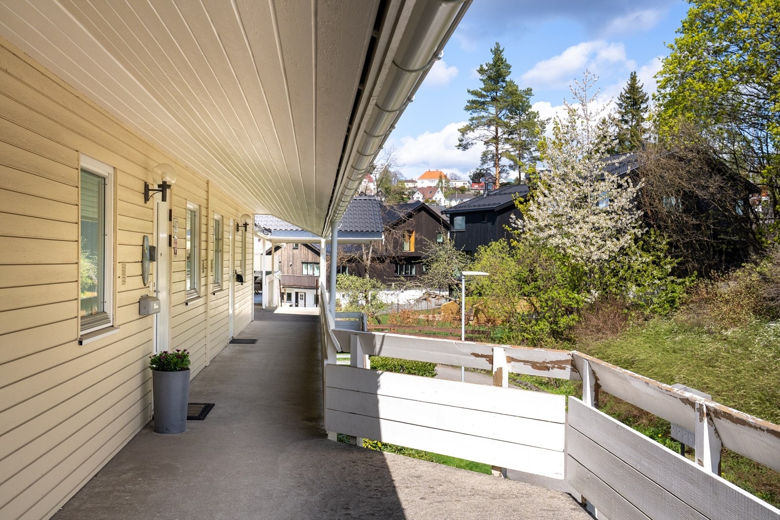 Leiligheten har adkomst via en overbygget svalgang. Galleribilde