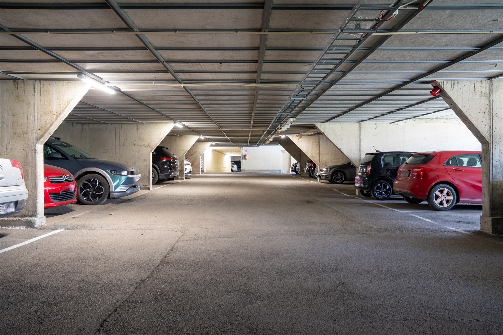 Borettslaget har 55 garasjeplasser til utleie etter venteliste. Det er muligheter for montering av ladeboks til elbil (må avtales med styret). Galleribilde