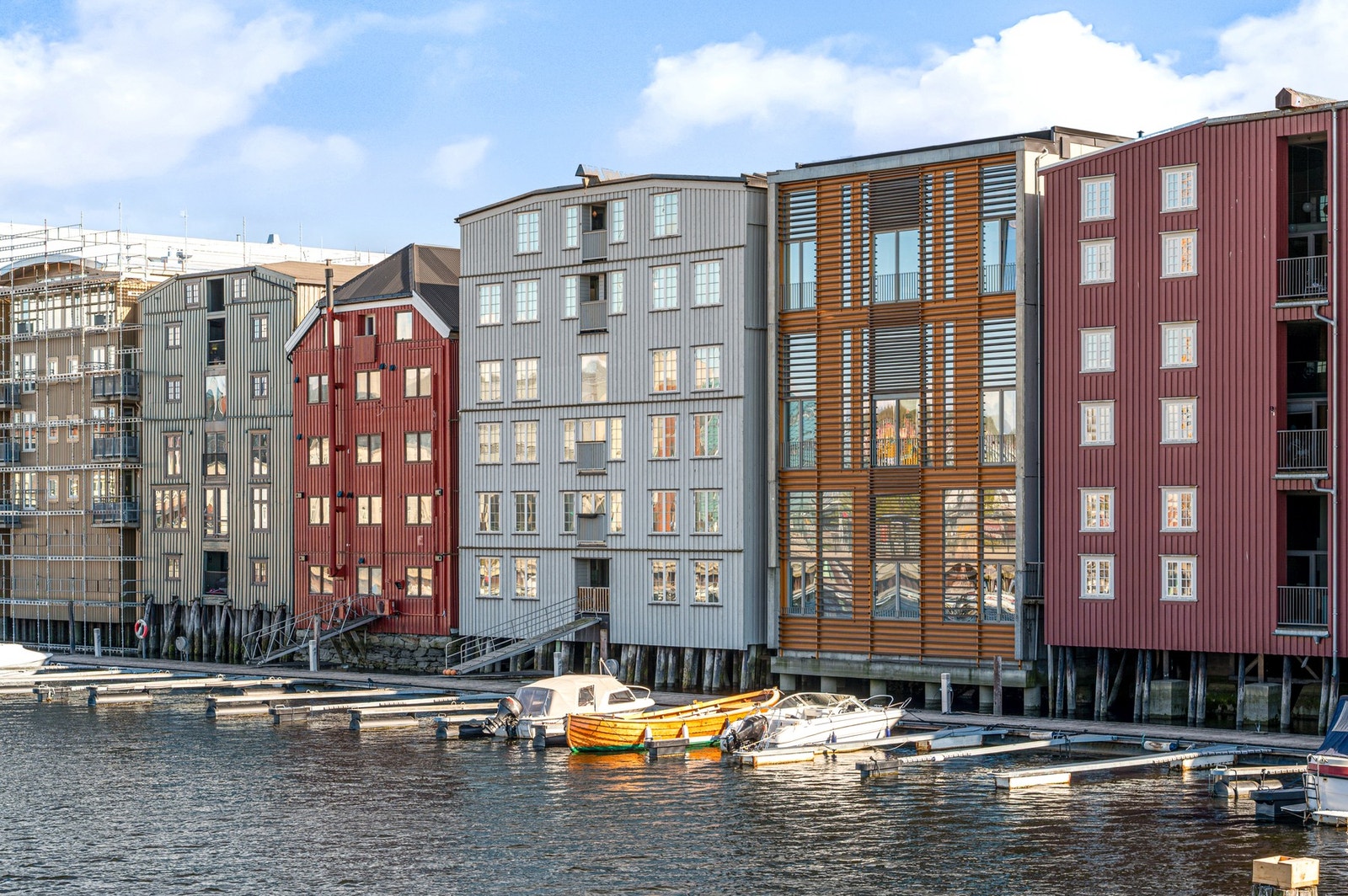 Fasade. Det er adkomst til flytebryggen fra byggets kjelleretasje. Galleribilde