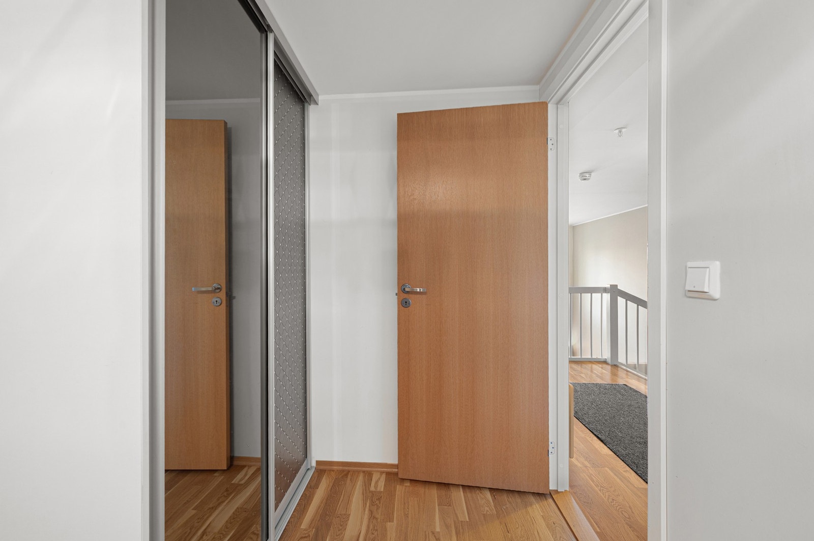 Her har du en praktisk skyvedørsgarderobe som medfølger leiligheten. Galleribilde
