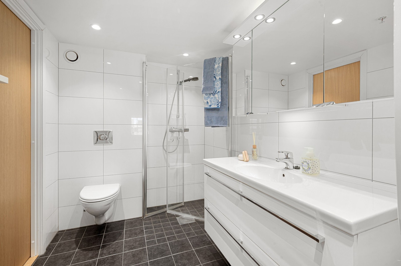 Badet er vurdert til TG0/1 og har elektriske varmekabler i gulv. Galleribilde