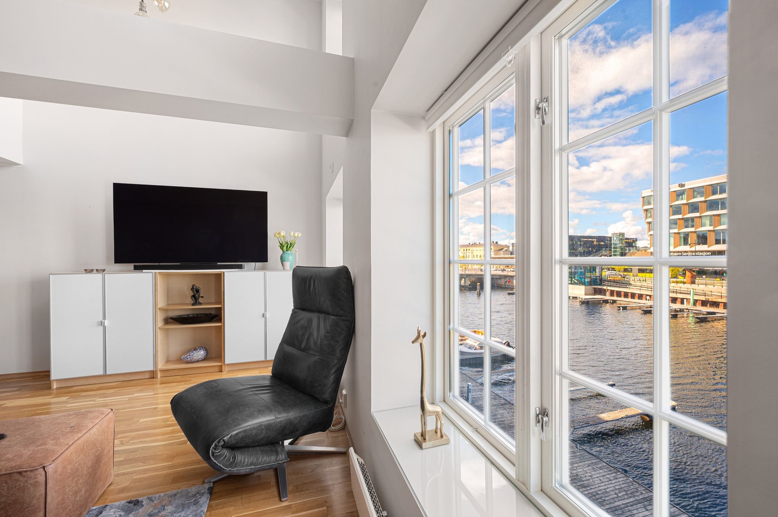 Leiligheten nyter godt av en av byens mest attraktive beliggenheter. Galleribilde