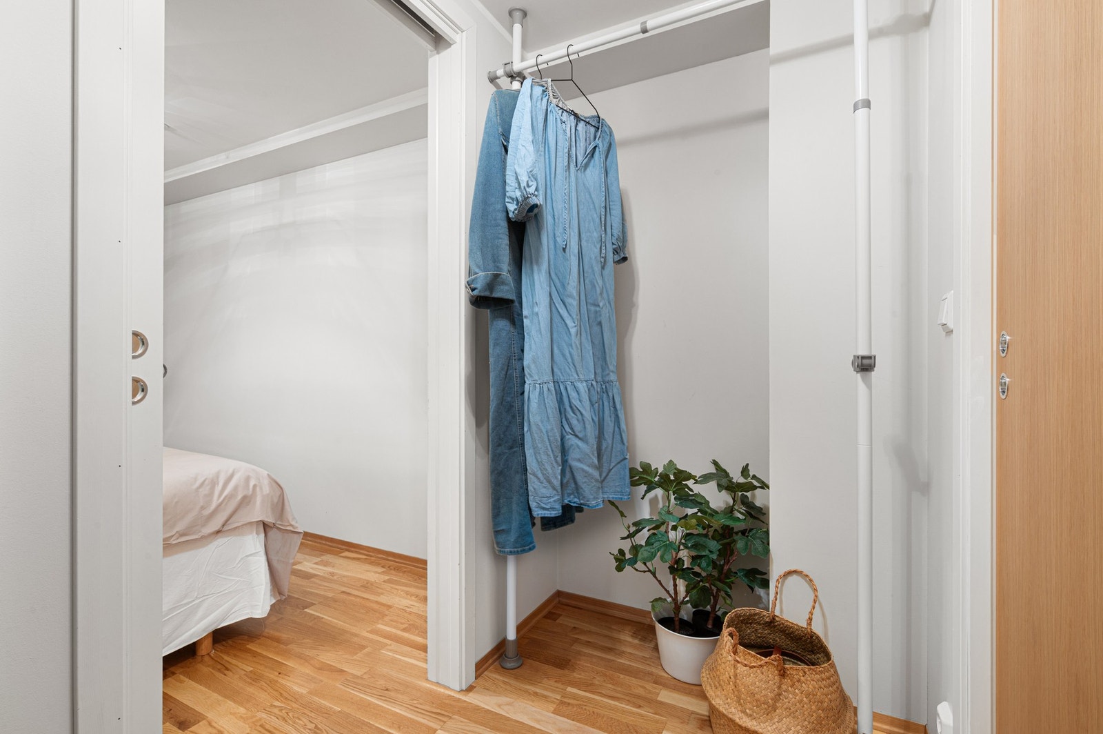 Et eget walk-in closet gir både ekstra komfort og en smart oppbevaringsløsning. Galleribilde
