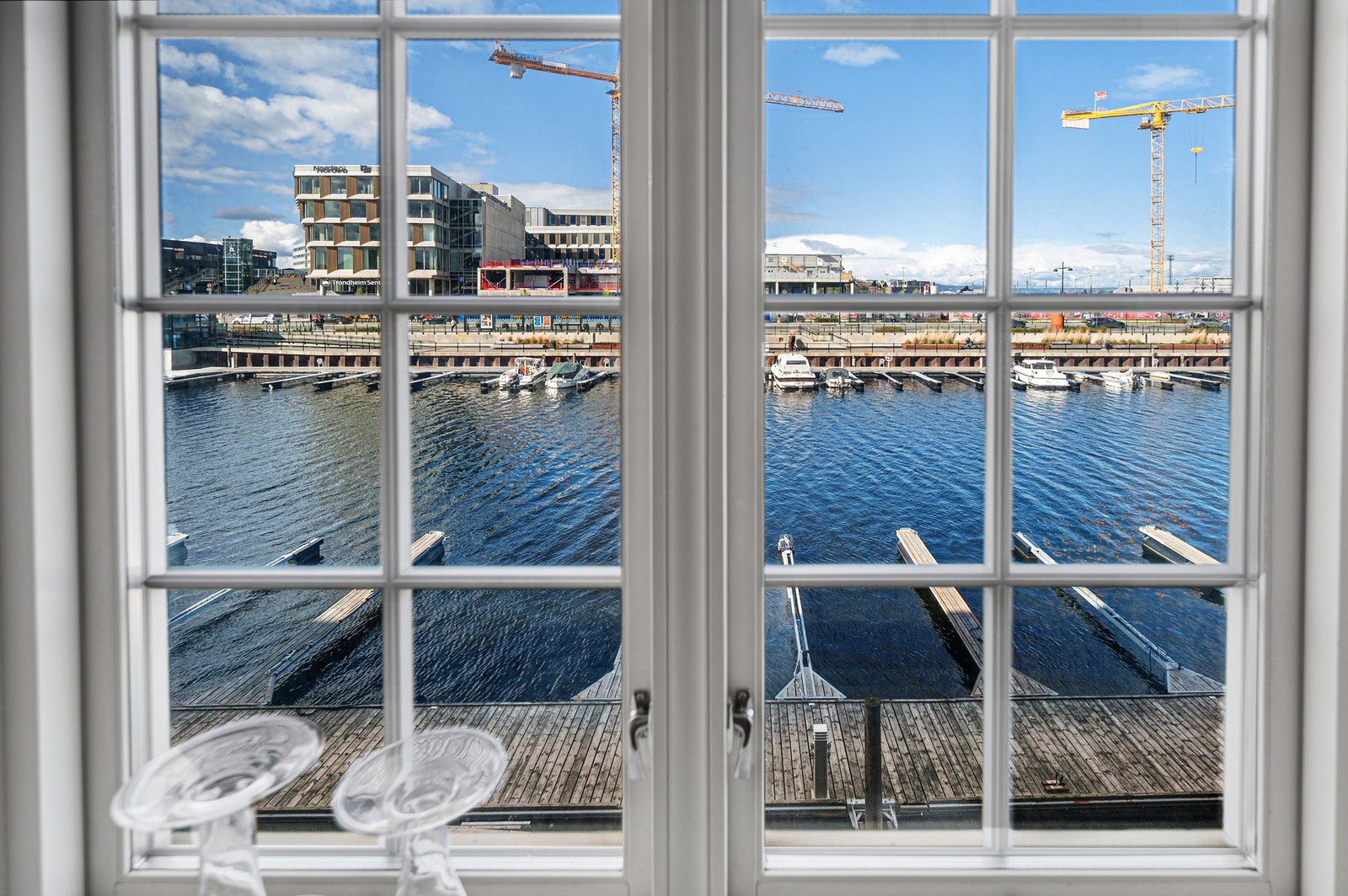 Boligen ligger svært bra til og har utsikt mot kanalen fra stuen. Galleribilde