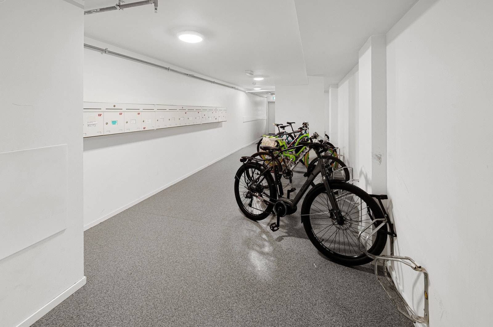 I bygget har du felles sykkelparkering. Galleribilde