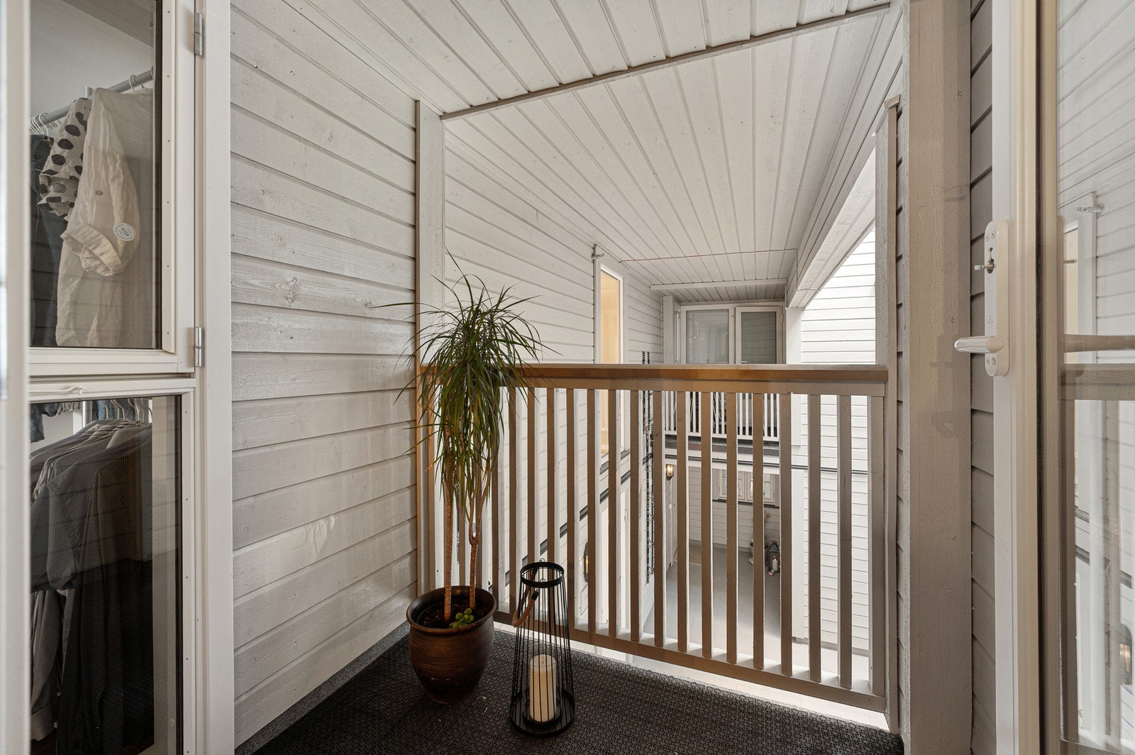 Fra soverommet har du utgangen til leilighetens balkong som vender inn mot en felles lysgård. Galleribilde