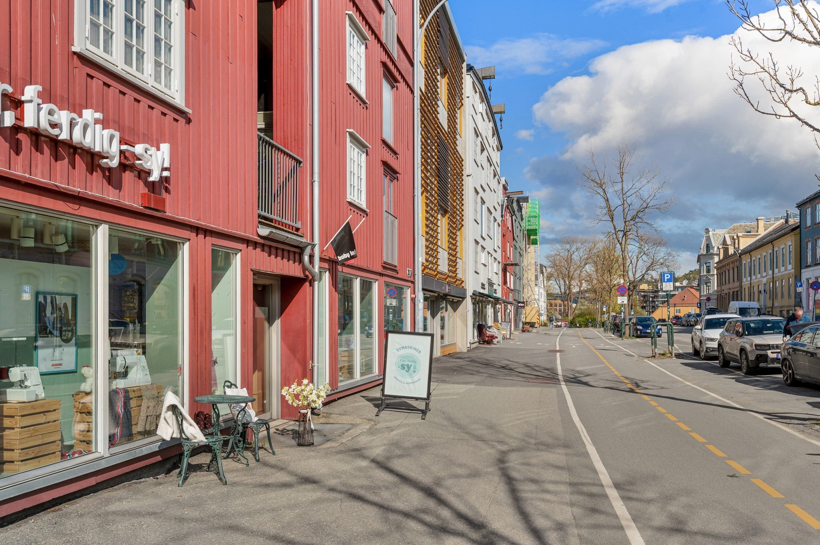 Fra Fjordgata har du gangavstand til kaféer, shopping, bryggene og byens pulserende sentrum. Galleribilde