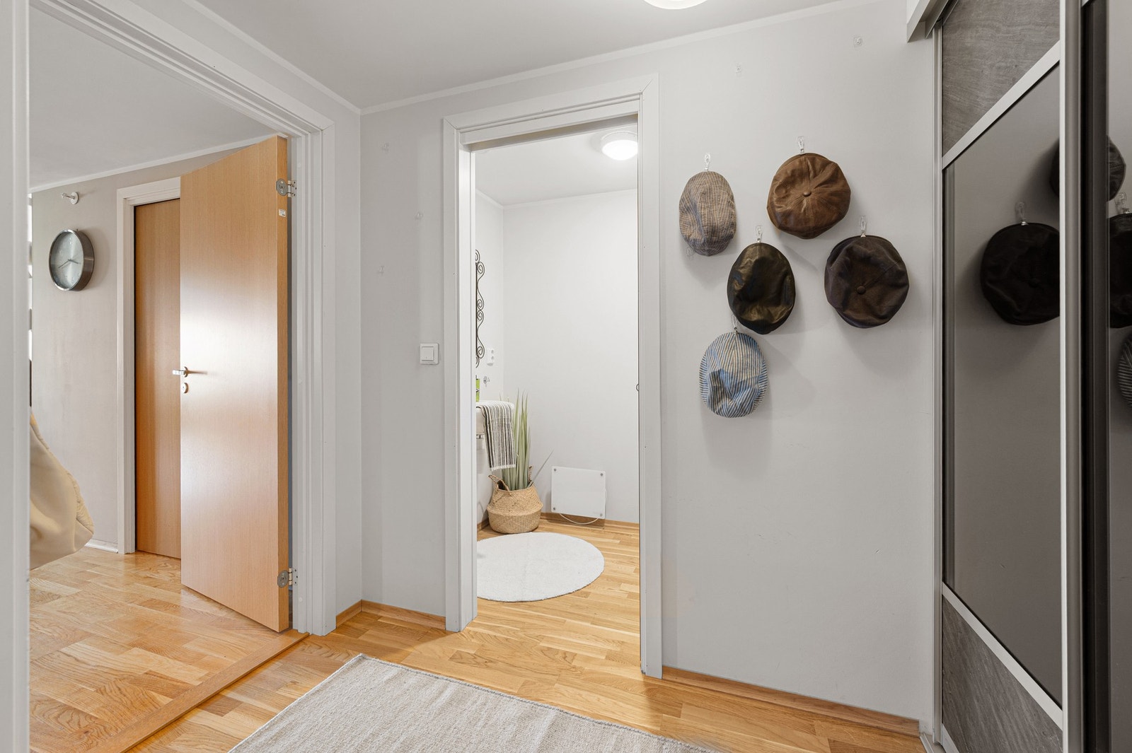 Her har du en praktisk skyvedørsgarderobe, perfekt til oppheng av yttertøy og oppbevaring av sko. Galleribilde