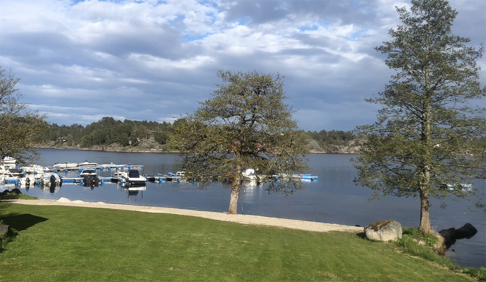 Deilig sandstrand og bryggeanlegg Galleribilde