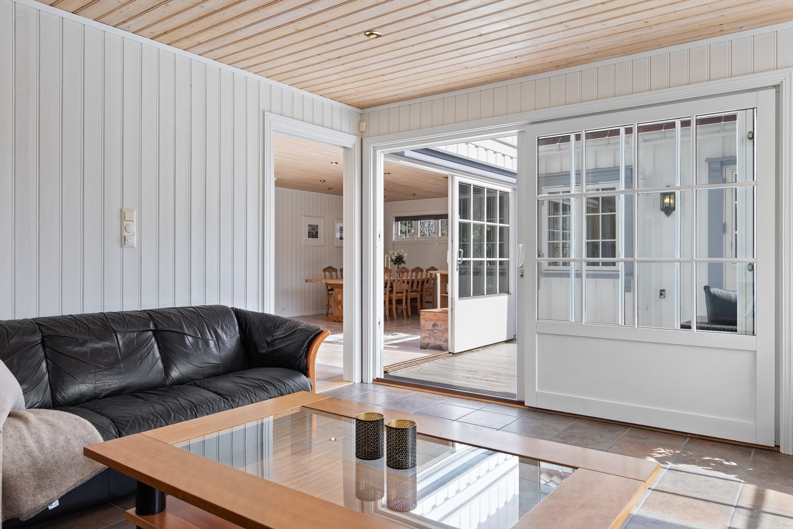 Det er utgang via store skyvedører til terrassen både fra stuen og fra spisestuen Galleribilde