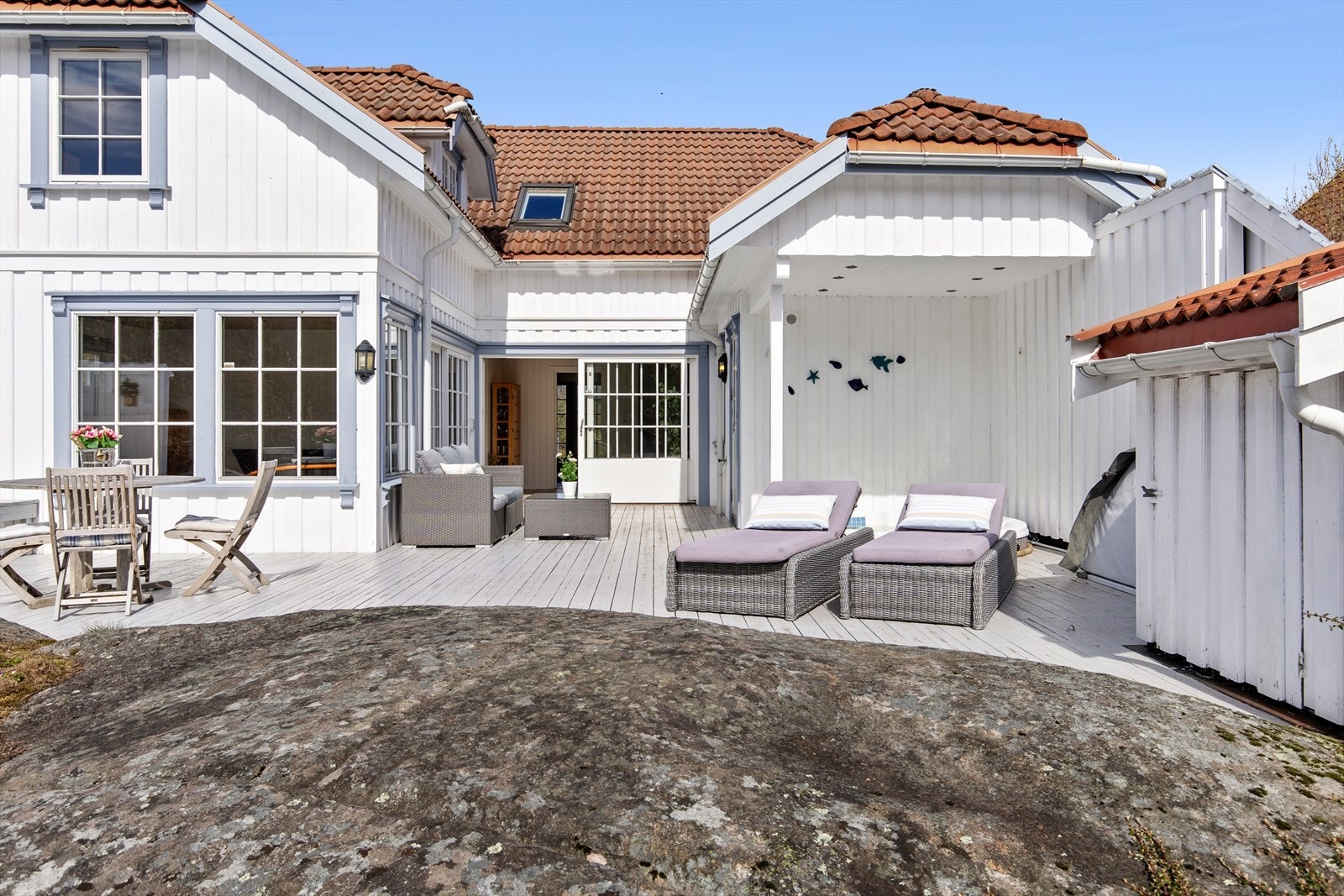 Stor og solrik terrasseplatting med plass til å etablere flere soner Galleribilde