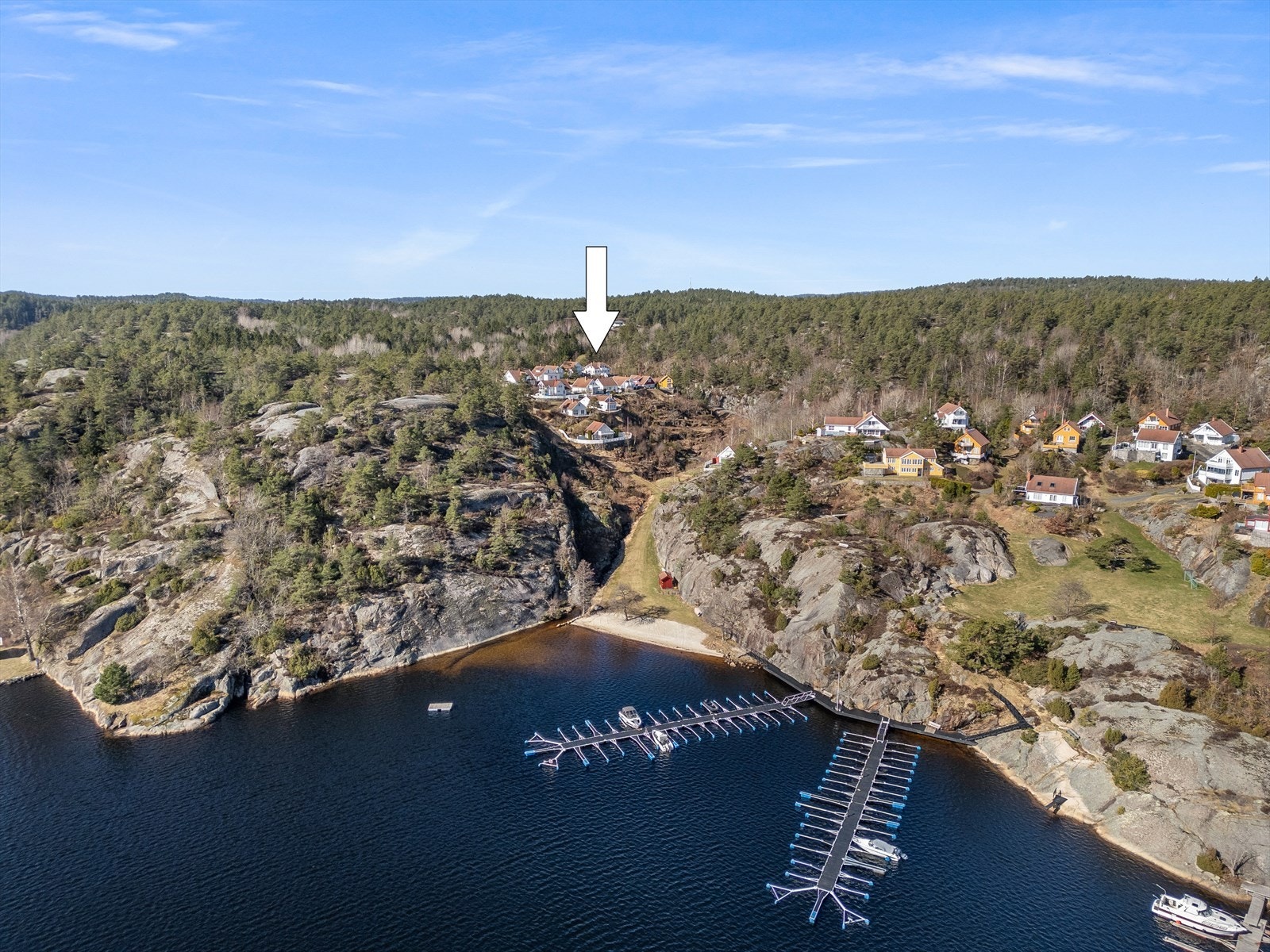 Det er få minutters gange til egen båtplass og til felles strand Galleribilde