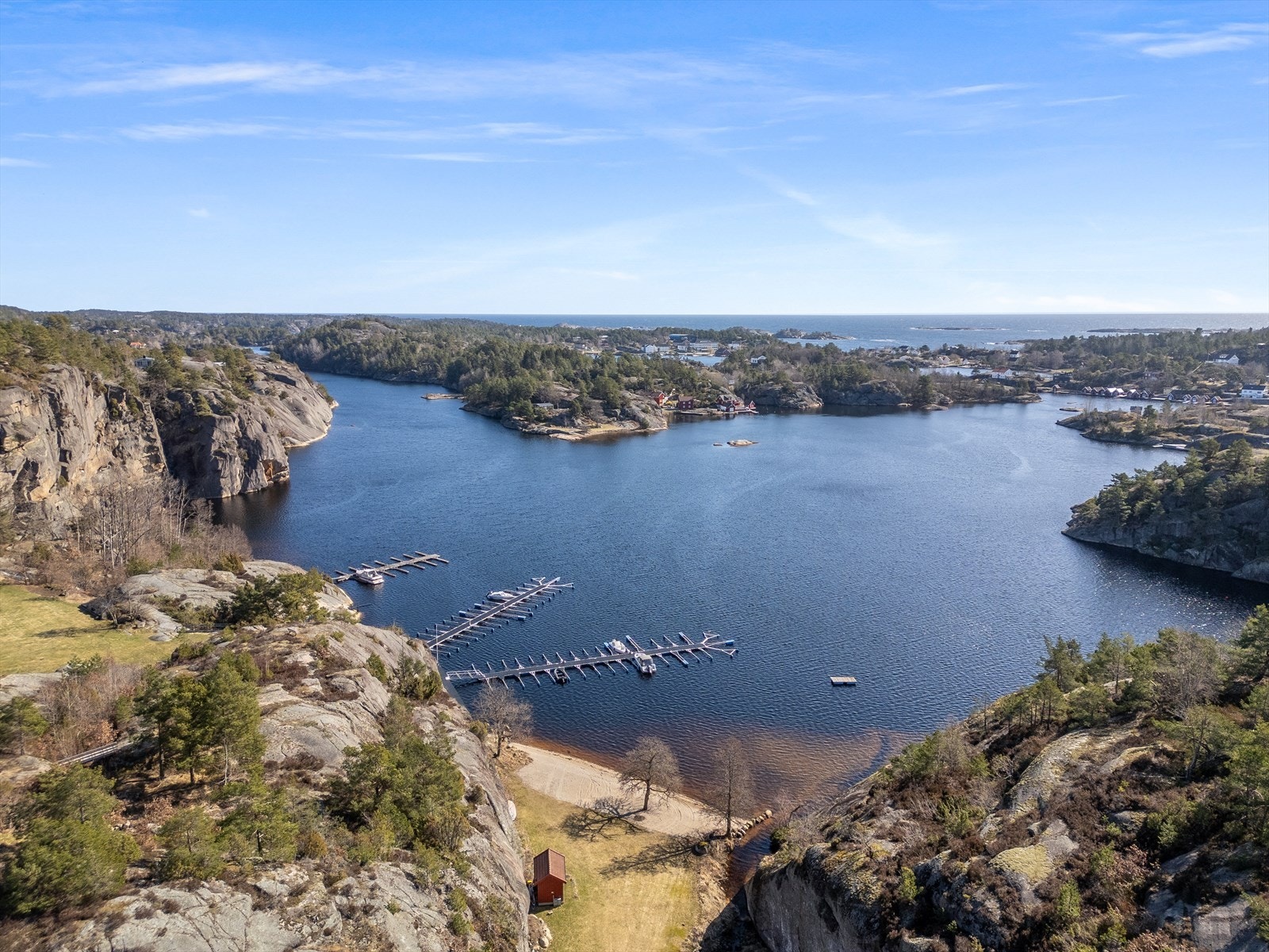 Sandstrand og flott bryggeanlegg Galleribilde