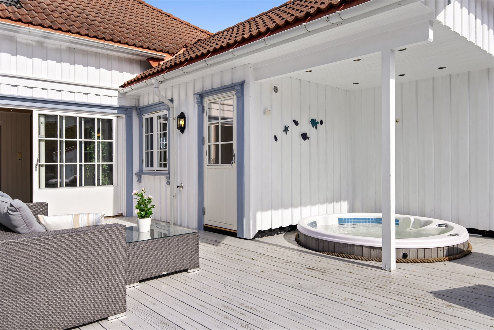 Overbygget del av terrassen med nedsenket Jacuzzi Galleribilde