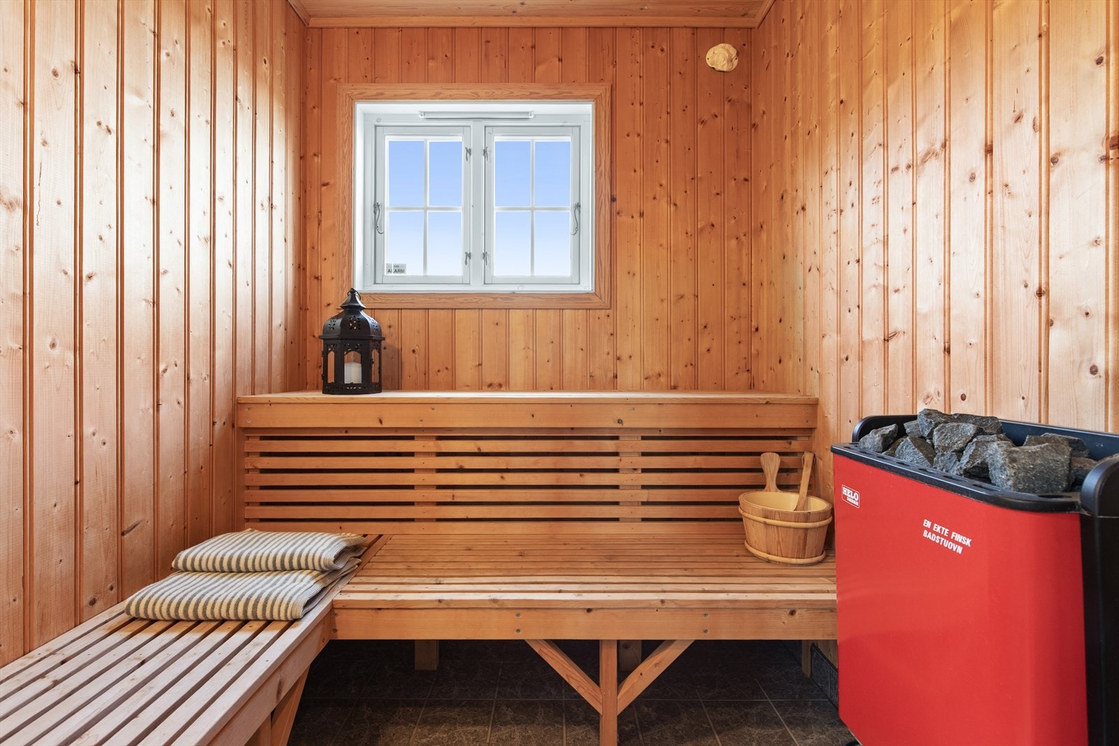 Hyggelig badstue med vindu Galleribilde