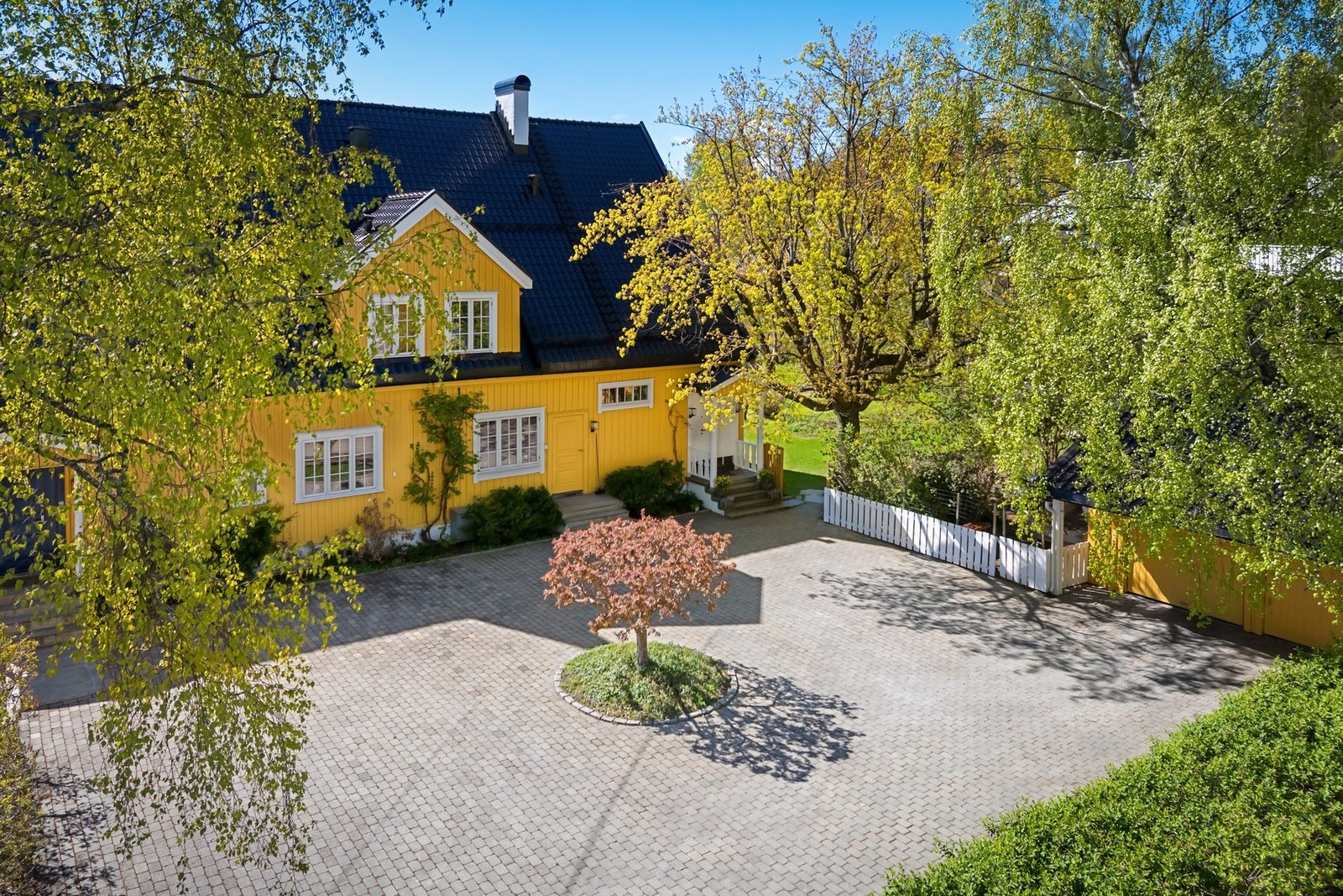 Ekelyveien 8B er formelt en halvpart, men oppleves med et betydelig privatliv. Galleribilde
