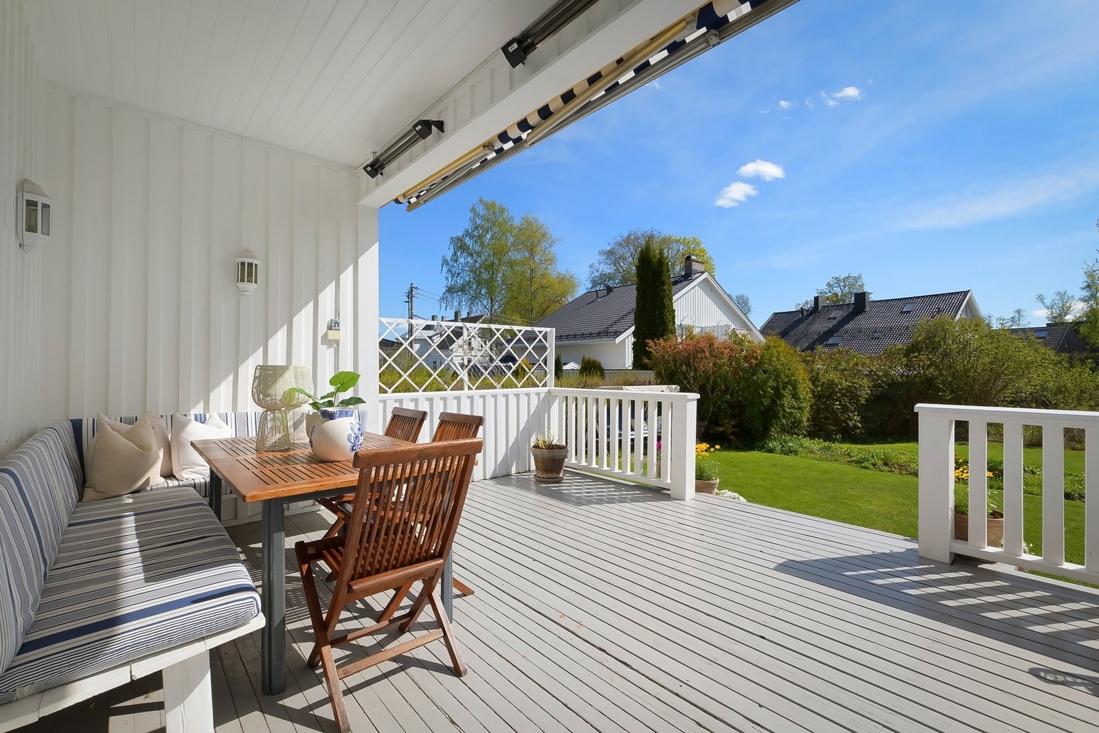 Verandaen er 20 m², god plass til lounge, og med trapp ned til den store hagen. Galleribilde