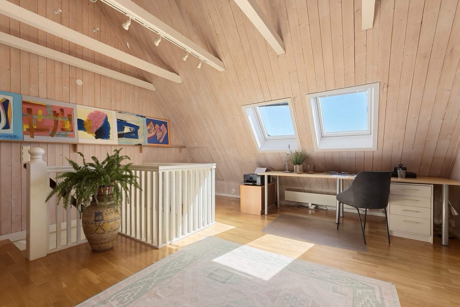 Loftsetasjen tilfører boligen ytterligere fleksibilitet og karakter, og her er det hele 3,9 meter under mønet. Galleribilde